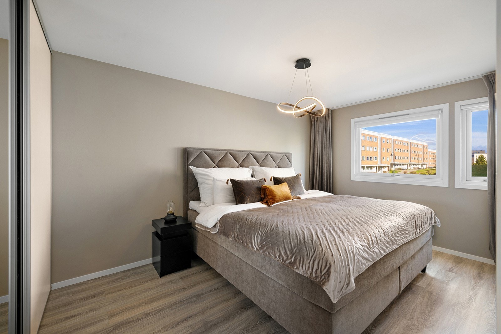 Soverom 1 - Hovedsoverommet er lyst og luftig med plass til dobbeltseng med tilhørende nattbord. Galleribilde