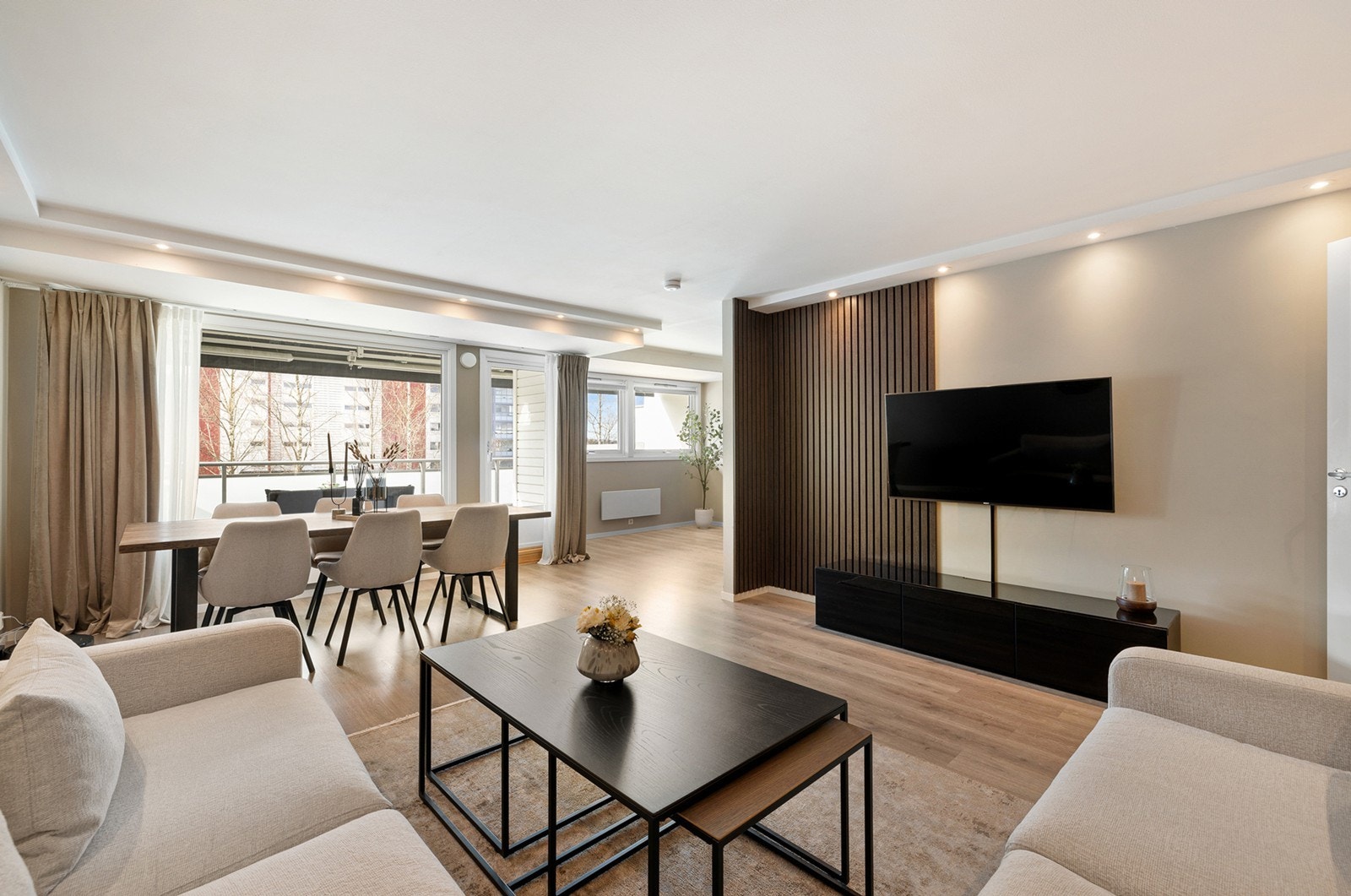 En lekker 4-roms leilighet med stor balkong, garasjeplass og stilrent kjøkken fra 2023. Galleribilde