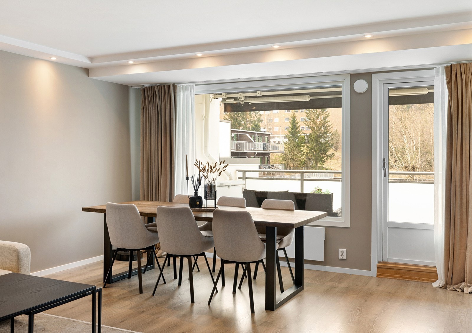 En glassdør fører ut til en terrasse med gode solforhold og fin utsikt. Galleribilde