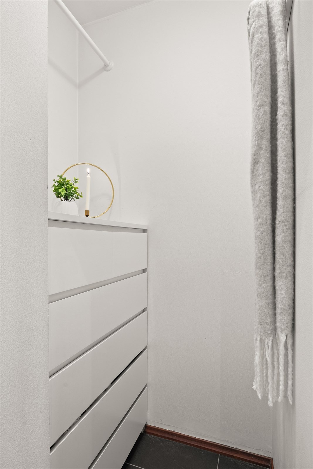 Garderobe tilknyttet entrè med gode muligheter for oppbevaringsløsning Galleribilde