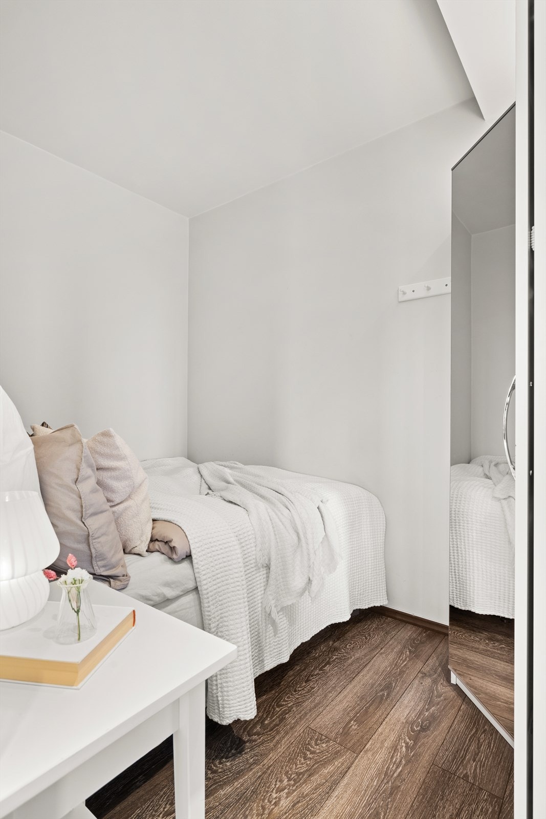 Leiligheten har også en innvendig bog/garderobe, samt bod i kjeller og på loft Galleribilde