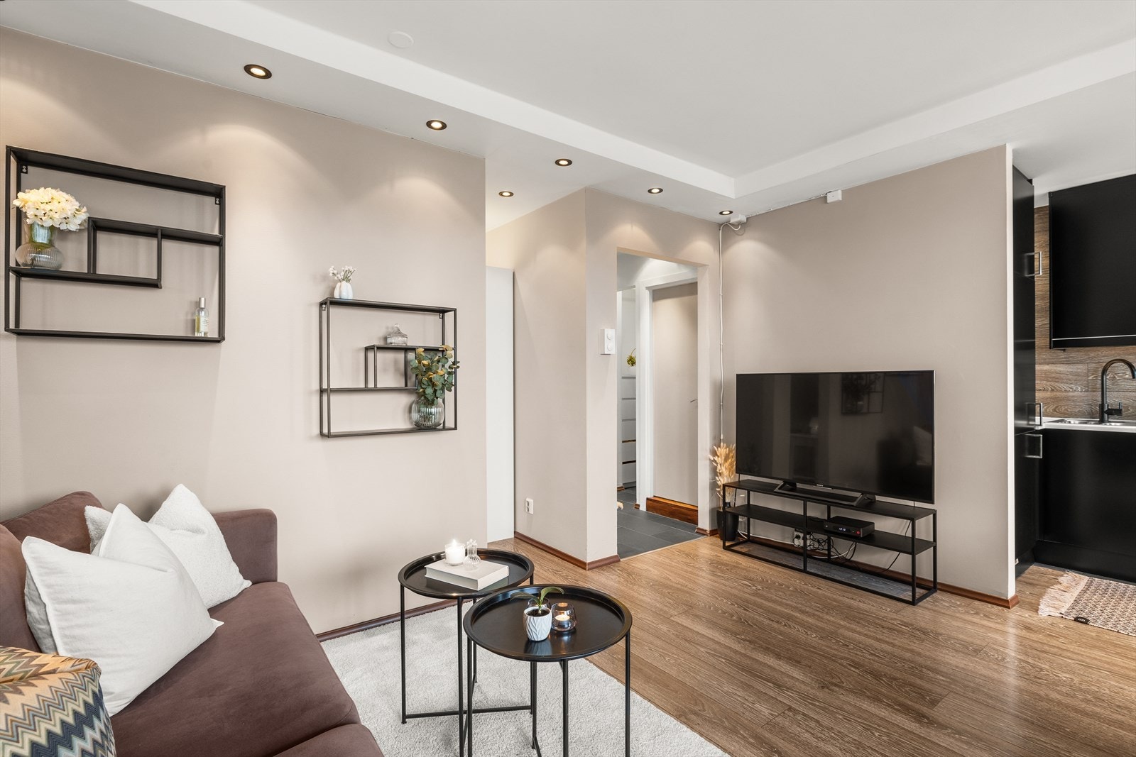 Det er fin plass til sofa, stuebord og tv-seksjon Galleribilde