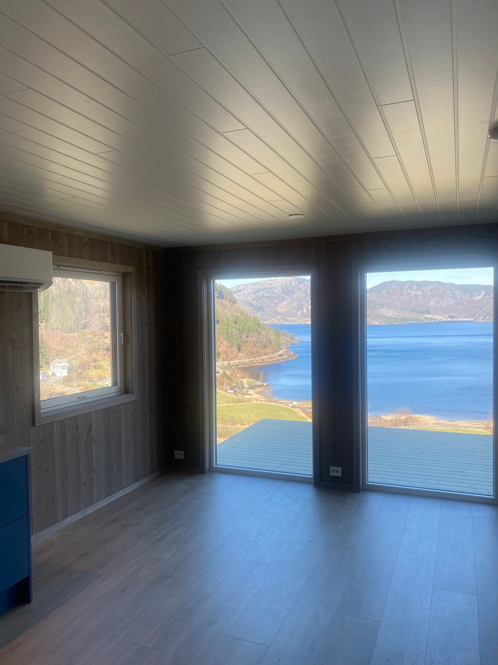 God plass til spisebord rett ved store vinduer mot fjorden. Galleribilde