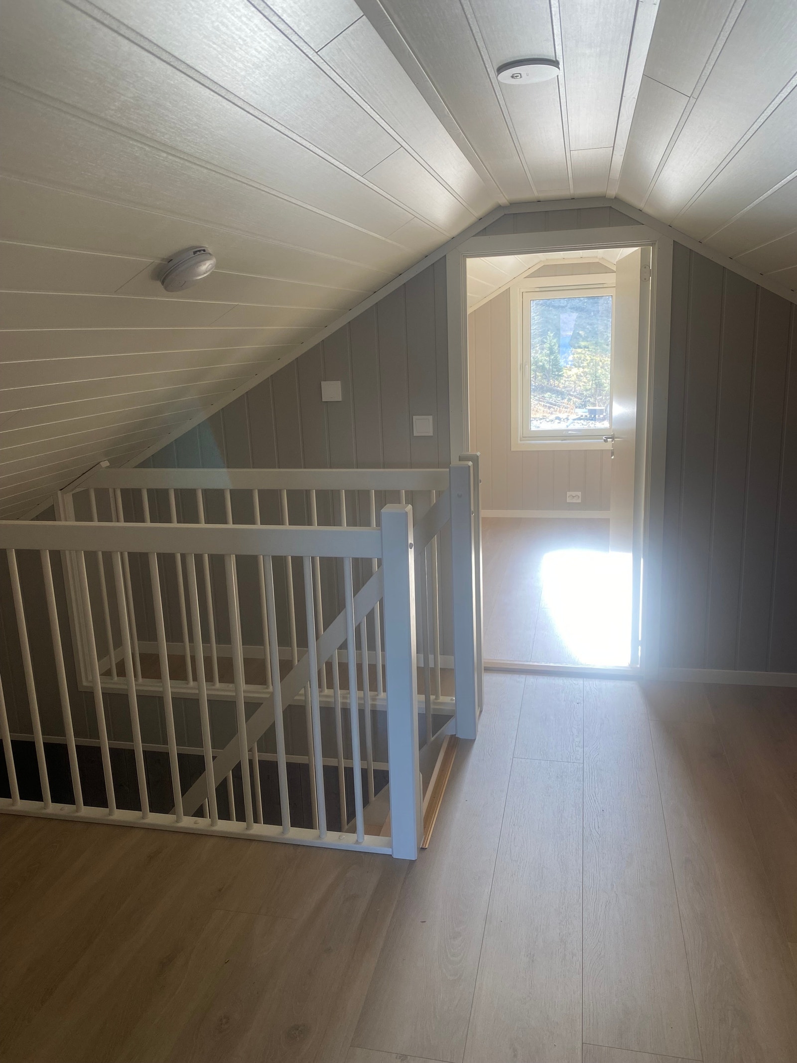 Rom i midten av hemsen. Her kan det innredes til loftstue. Galleribilde