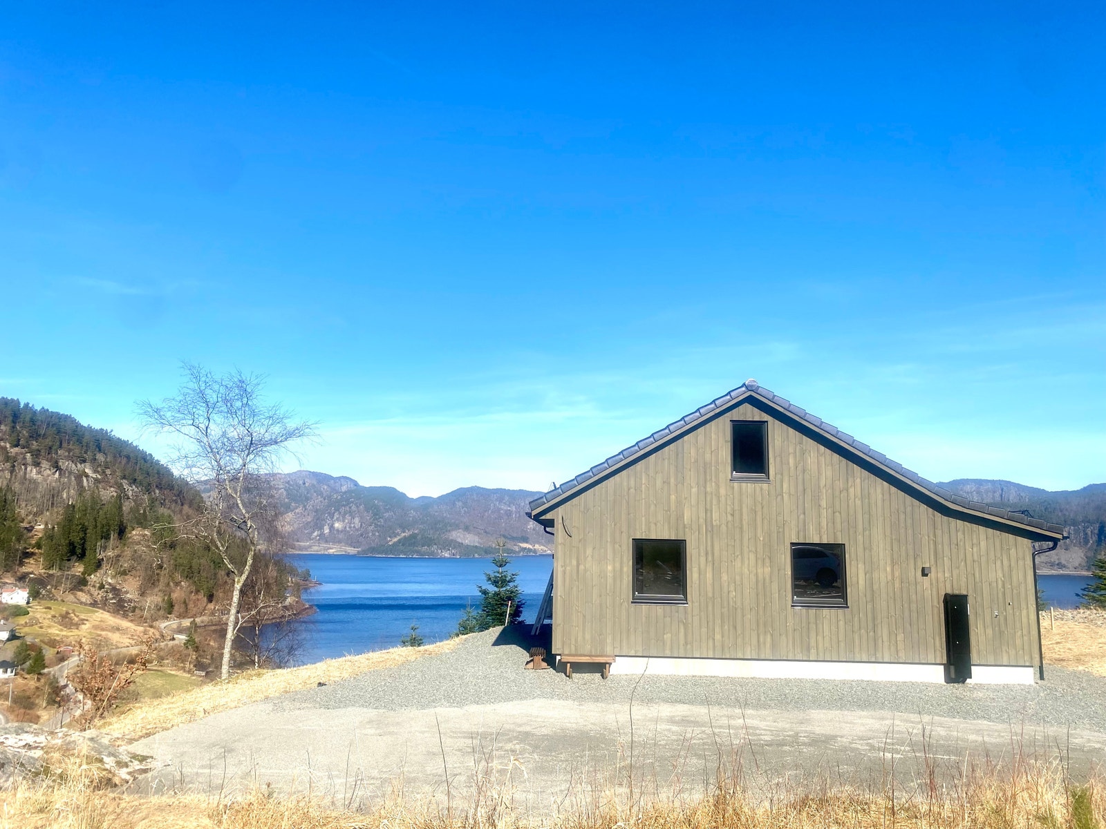Vedlikeholds vennlig og praktisk hytte med sjø utsikt og gode solforhold. Galleribilde