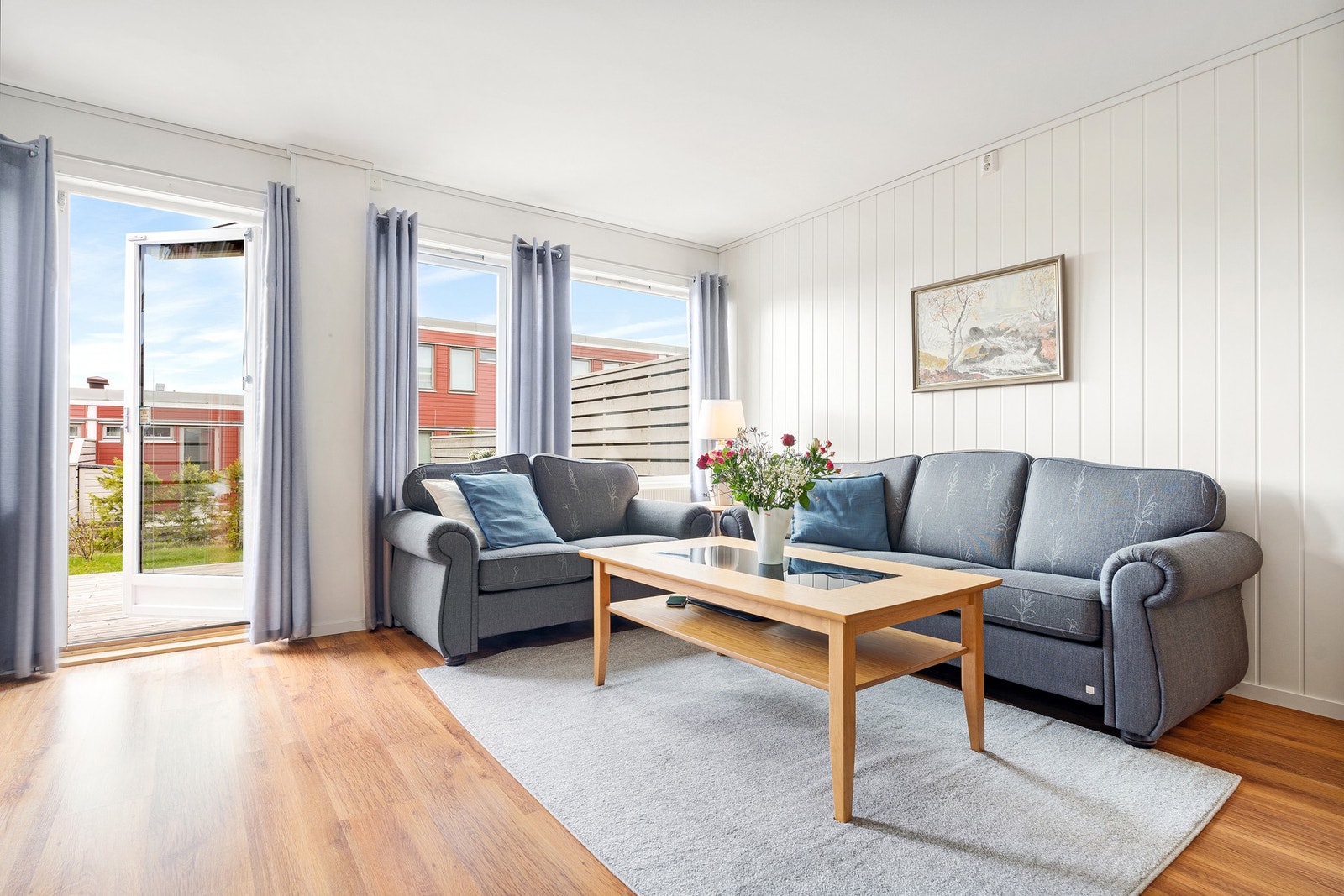 Store vindusflater gir masse lys og luft. Galleribilde