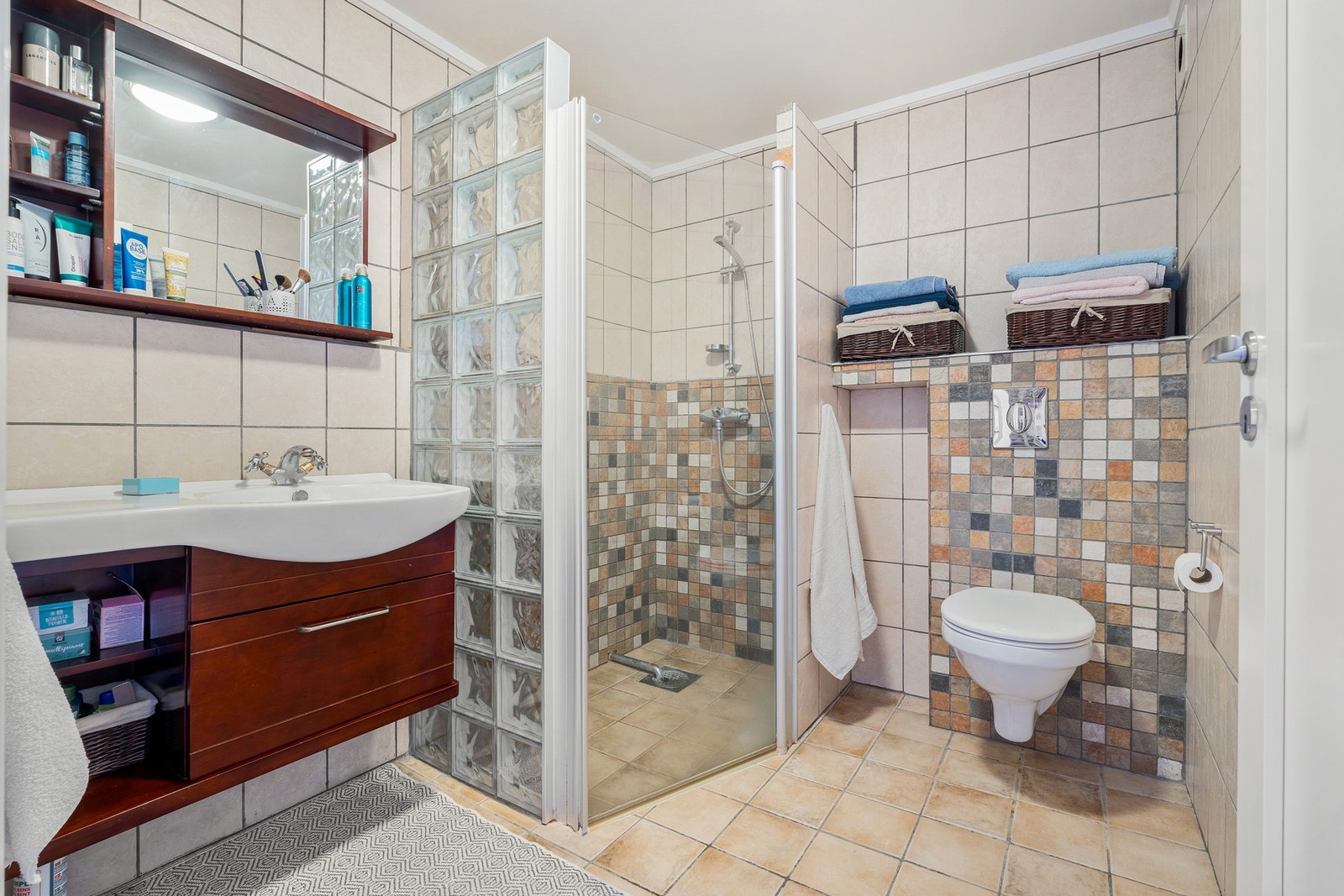 Flislagt bad med behagelig varme i gulv. Galleribilde