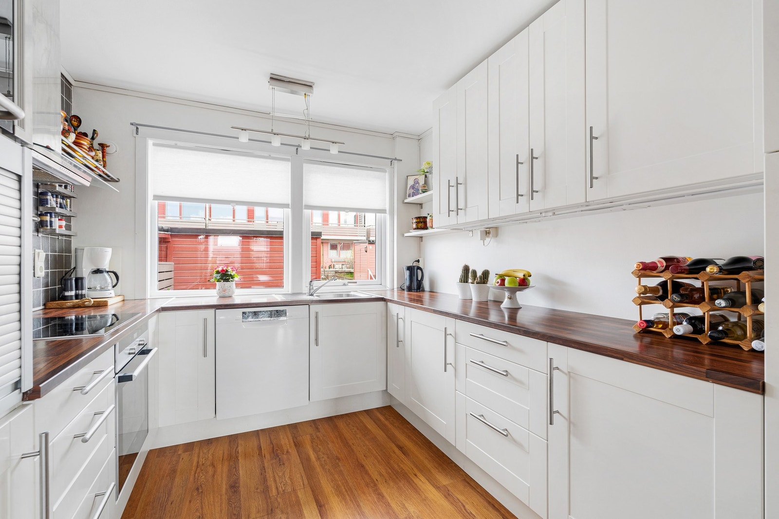 Et praktisk og fint kjøkken, med store arbeidsflater og rikelig med skapplass. Galleribilde