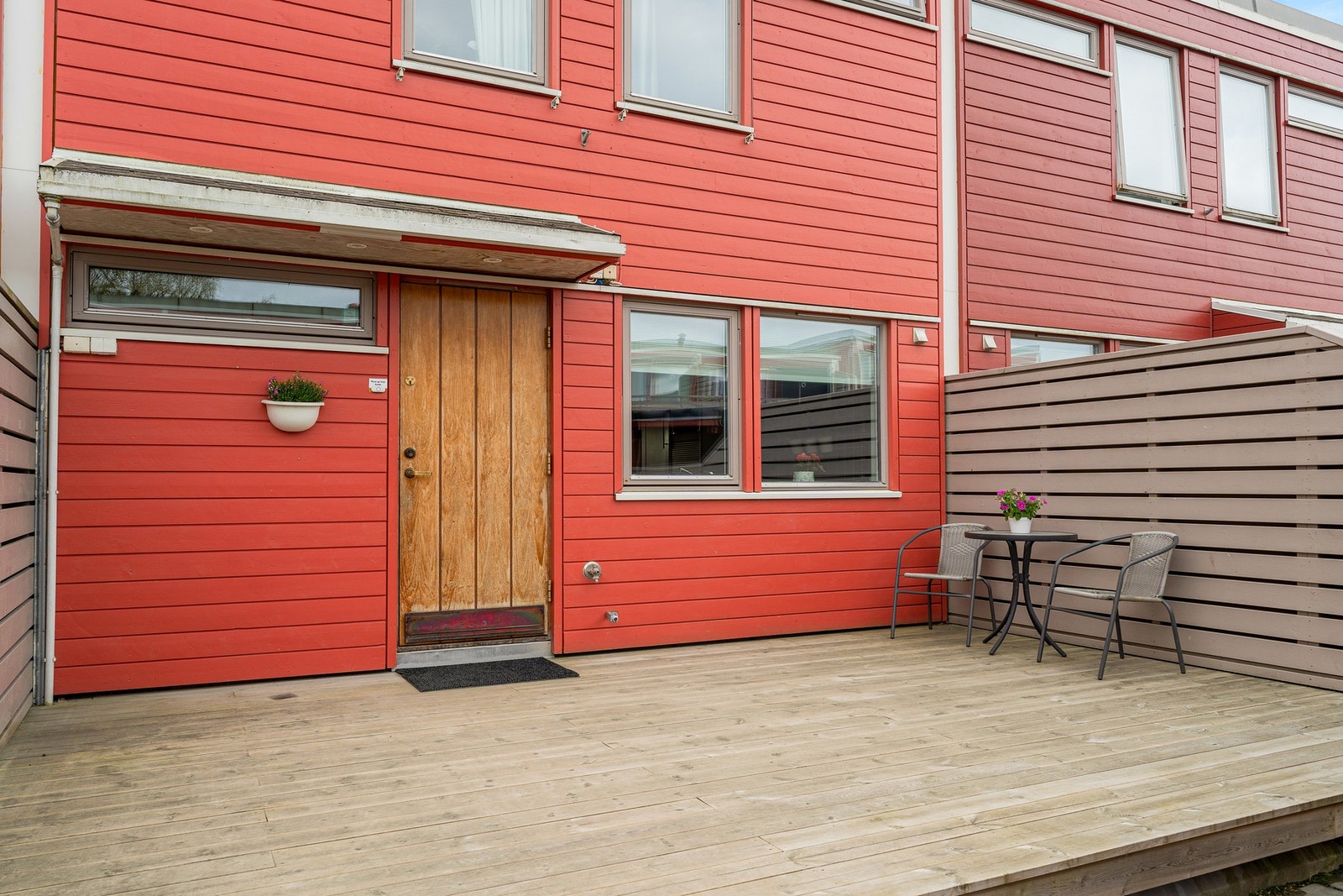 Stor terrasse på 17,3 kvadratmeter. Boligen har store terrasser på hver side med lang solgang. Galleribilde