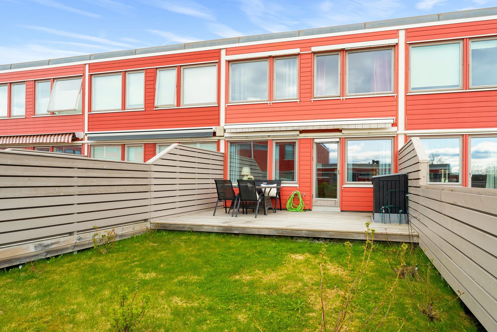 Solrike og grønne omgivelser med en koselig hageflekk. Galleribilde