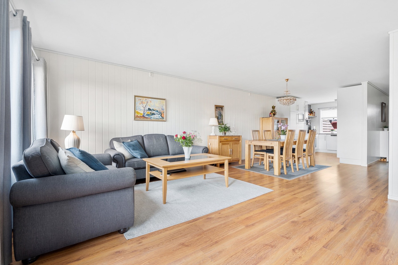 Romslig stue med god plass til stor spisestue, som en naturlig avdeling til kjøkken. Galleribilde