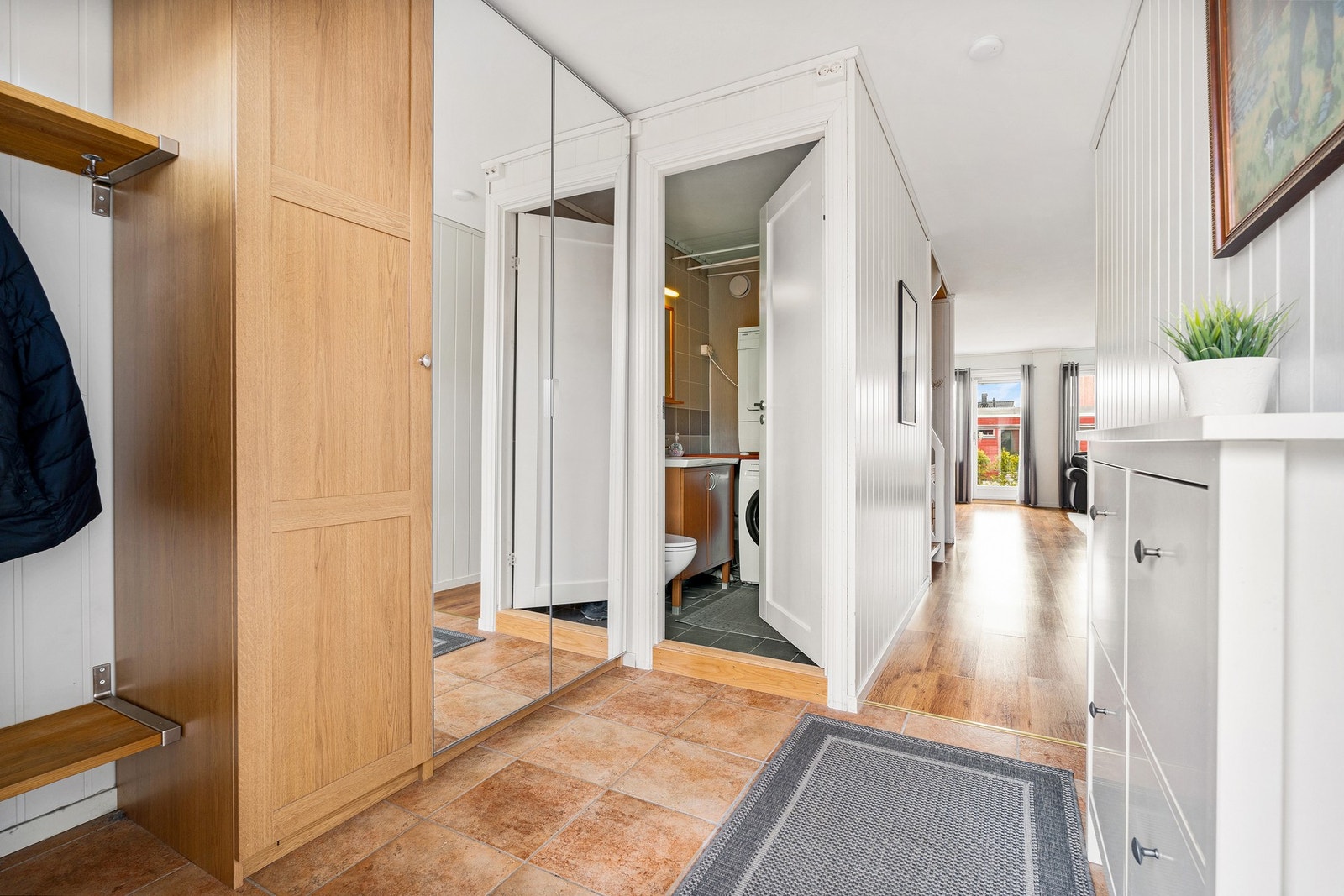 Romslig og fin entré. Godt med oppbevaringsplass. Galleribilde
