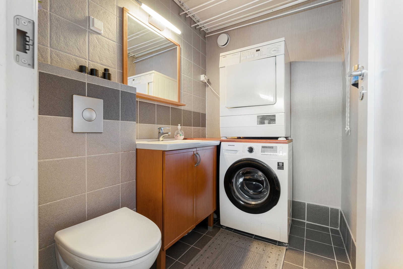 Eget vaskerom med toalett i 1.etasje på 3,2 kvm. Praktisk for en barnefamilie og som et gjestetoalett. Galleribilde