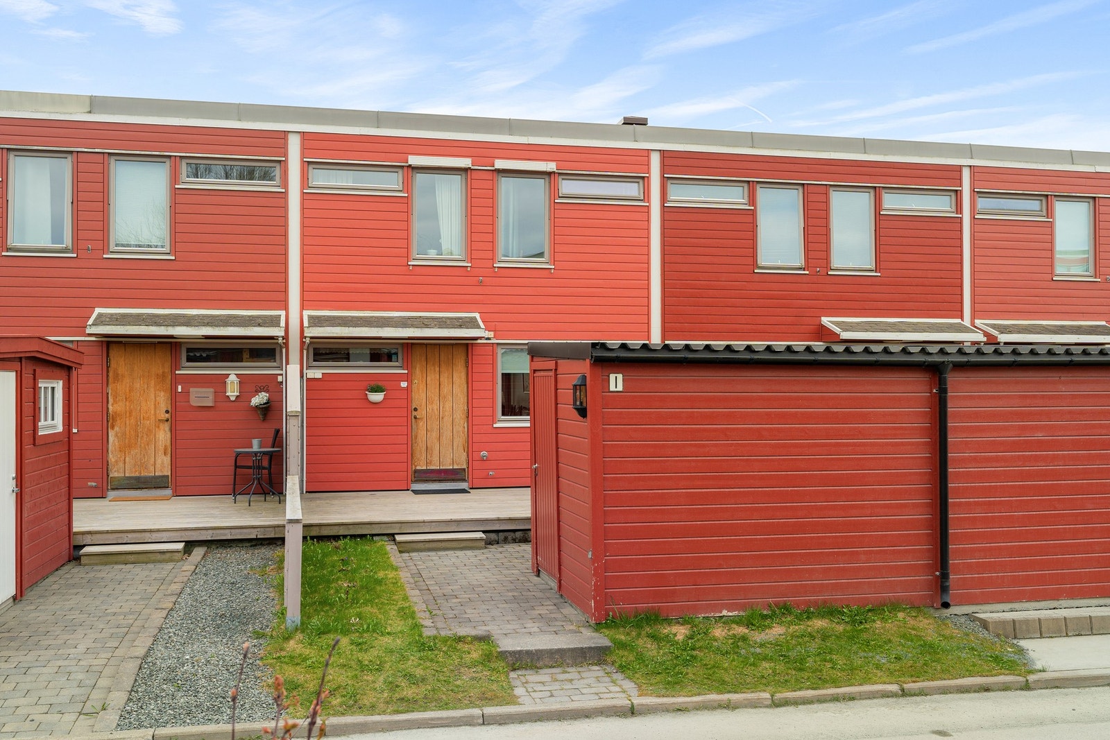 Praktisk med utebod i tilknytning til uteplassen. Galleribilde