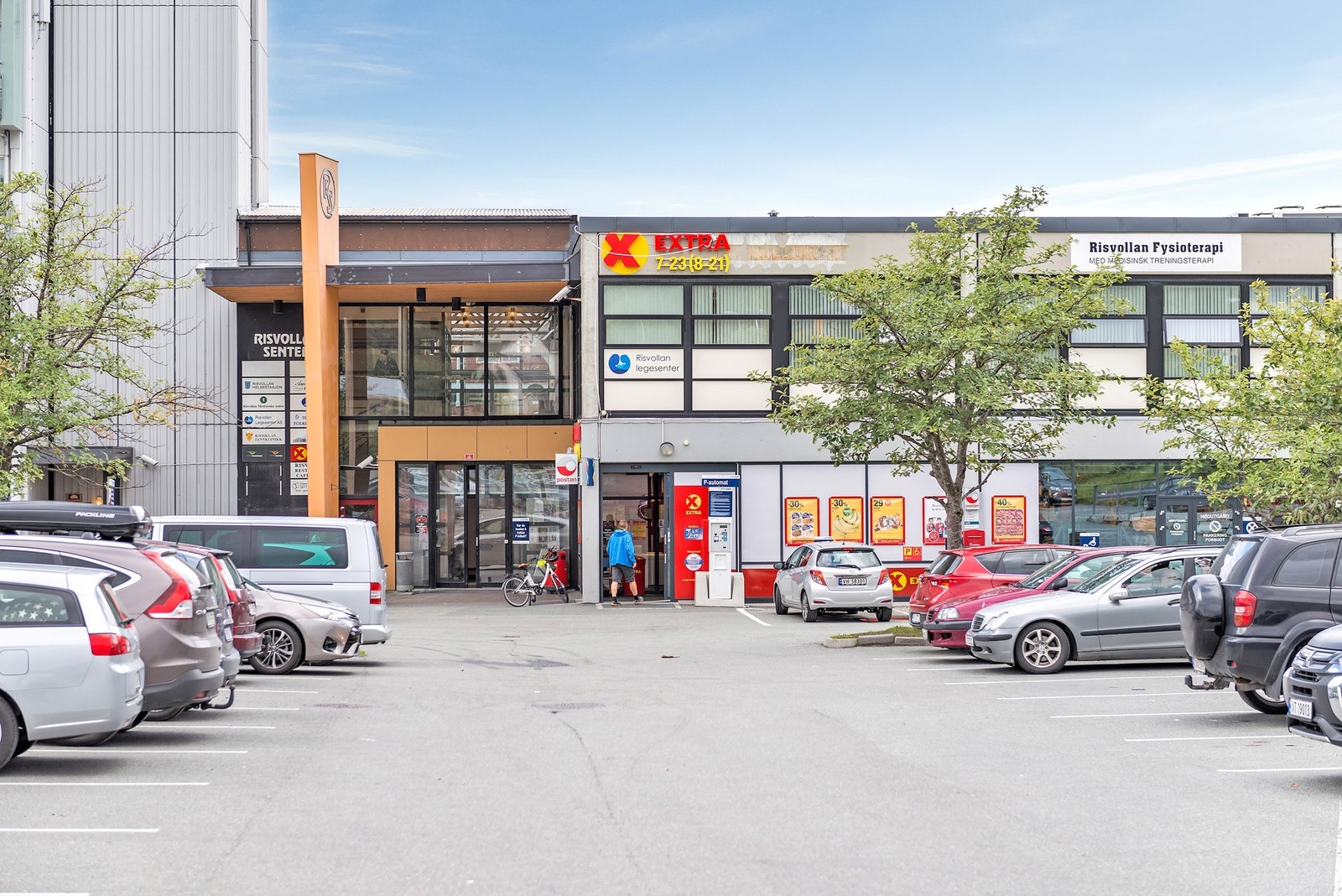 Umiddelbar nærhet til gode bussforbindelser. ca. 3 minutter å til Risvollansenteret med bl. annet COOP Extra og Capri som er en lokal og populær restaurant. Galleribilde