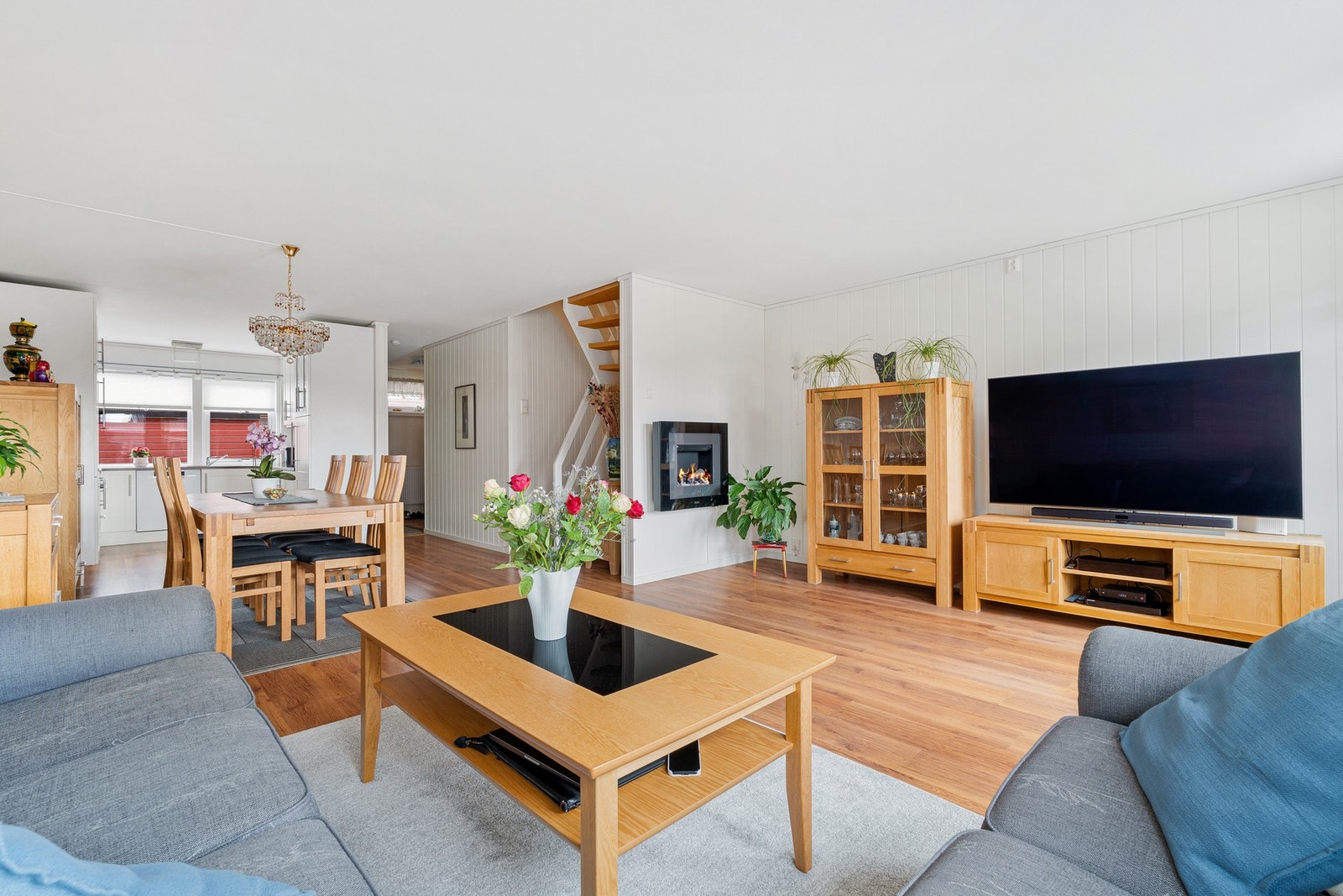 Fellesutgifter inkluderer oppvarming av boligen og varmtvann, kabel-tv/internett, kommunale avgifter, bygningsforsikring, vaktmestertjenester, renter og avdrag på andel fellesgjeld m.m. Galleribilde