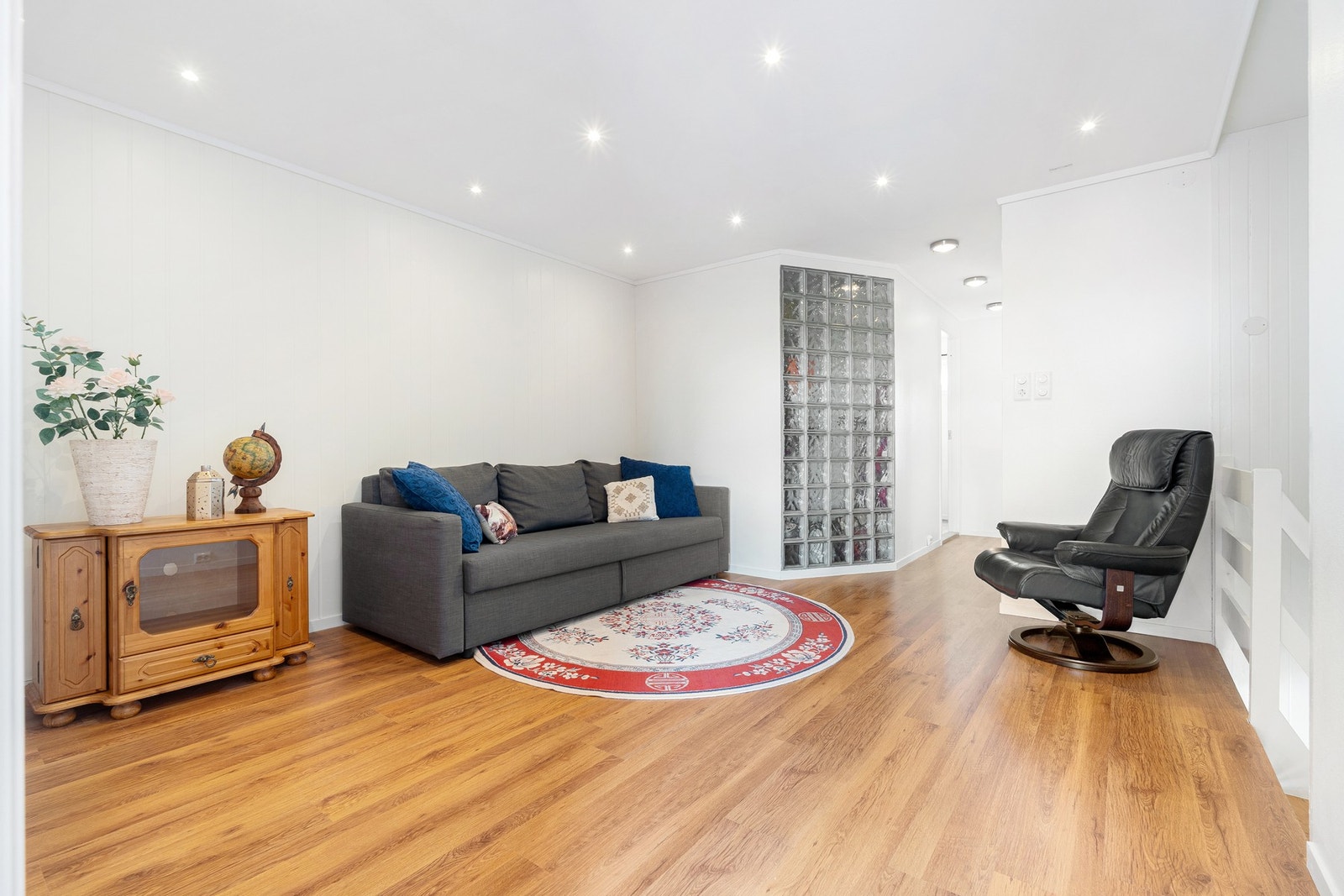 Romslig areal i 2. etasje som er godt egnet å innrede som ekstra stue, hjemmekontor eller utvidet garderobeløsning m.m. Galleribilde