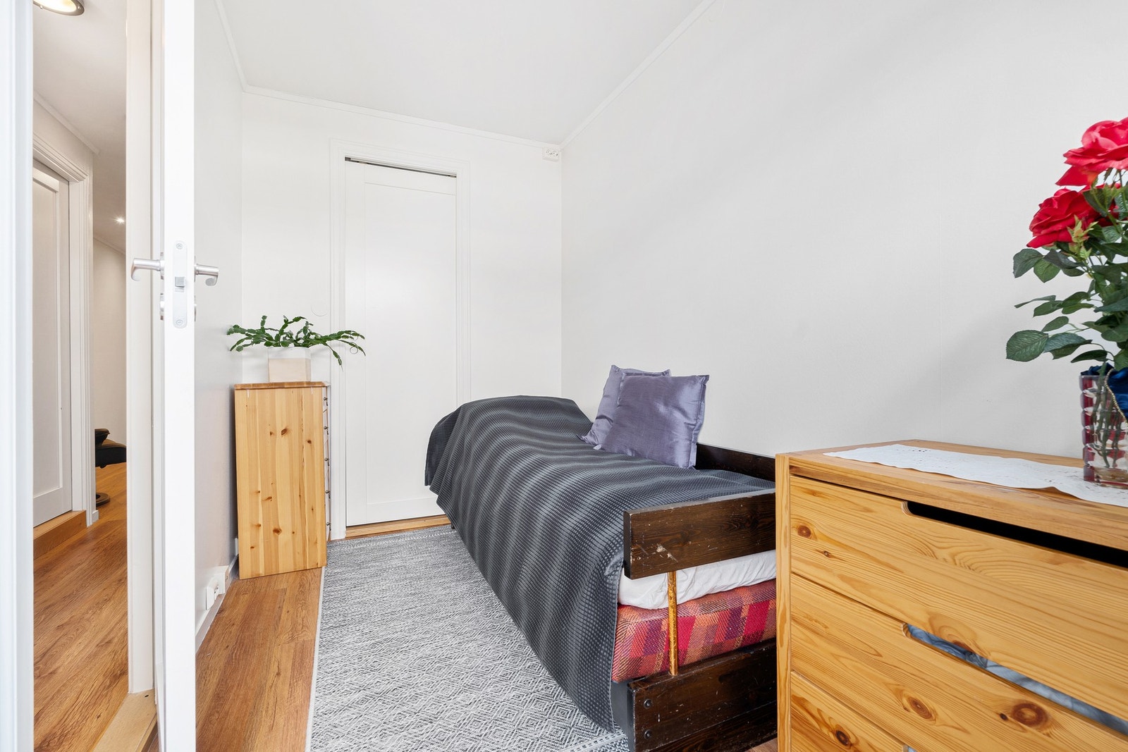 Soverom 3 er oppmålt til 7,1 kvm. Også dette soverommet har tilgang til eget walk-in closet. Galleribilde