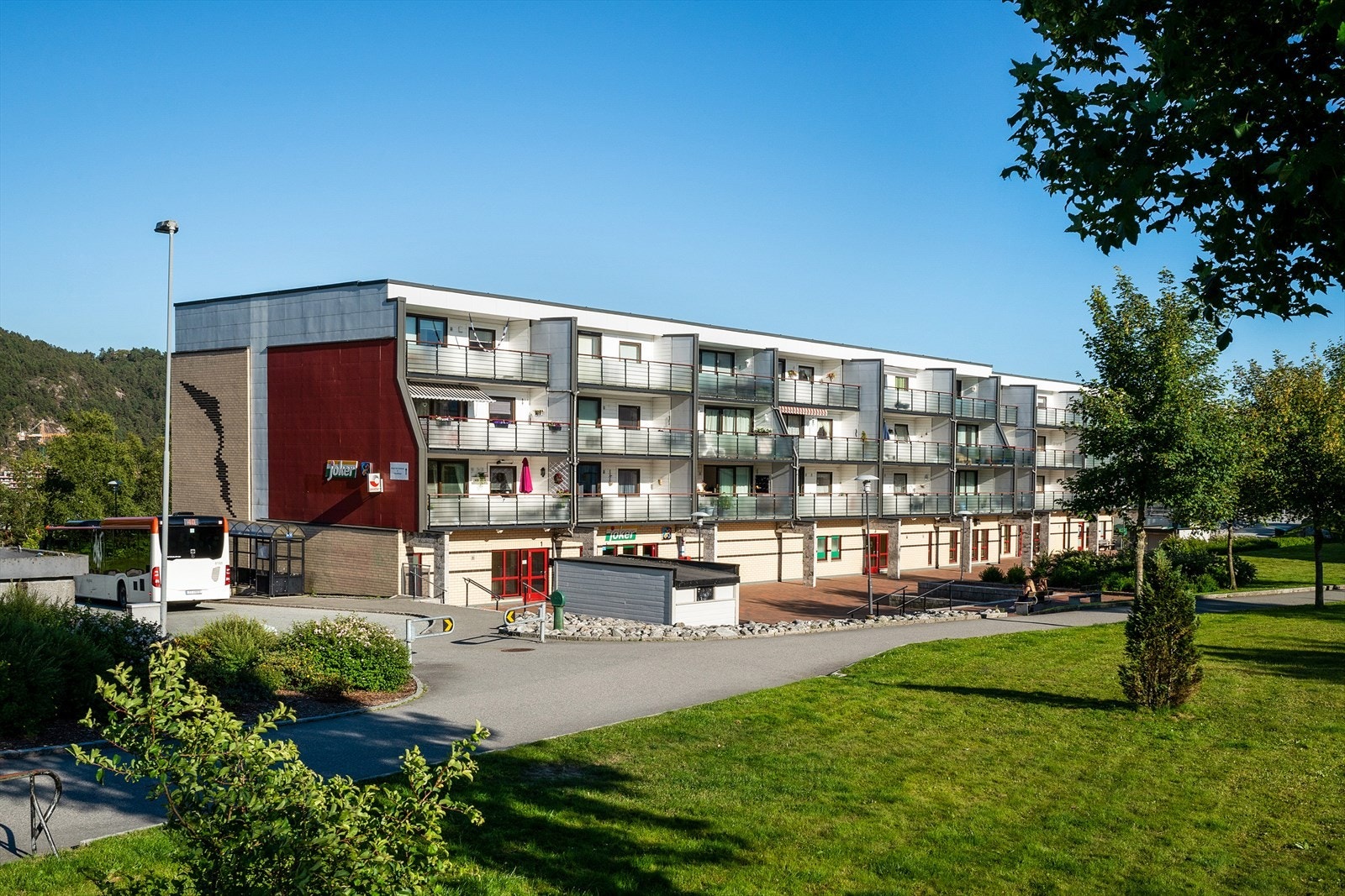 Veldig praktisk med nærbutikken og busstopp like ved! Galleribilde