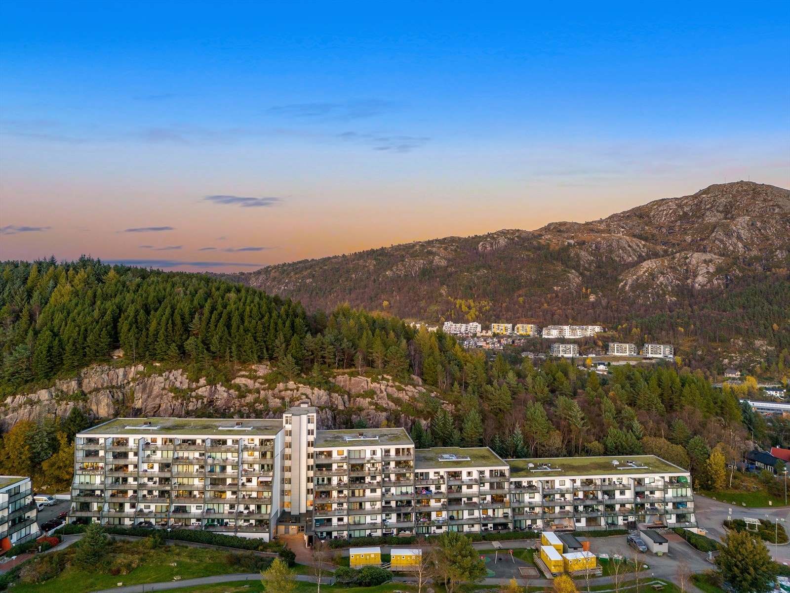 Nærhet til flere turstier opp til Lyderhorn som kan by en fantastisk utsikt over store deler av Bergen og omegn. Galleribilde