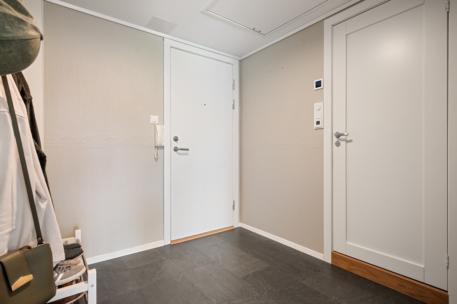 God plass til oppbevaring i inngangspartiet. Galleribilde