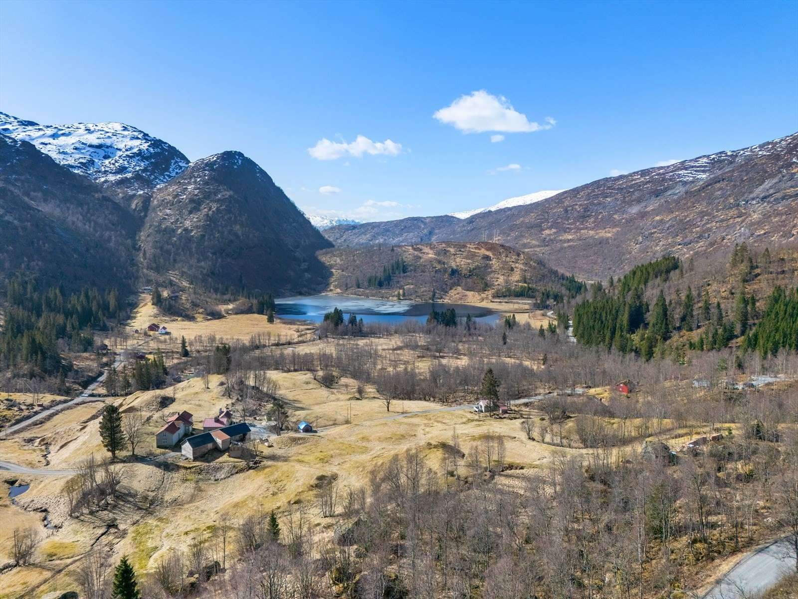 Muligheter for både fiske og jakt, gode skiforhold på vinterstid, og gode forhold om sommeren. Galleribilde