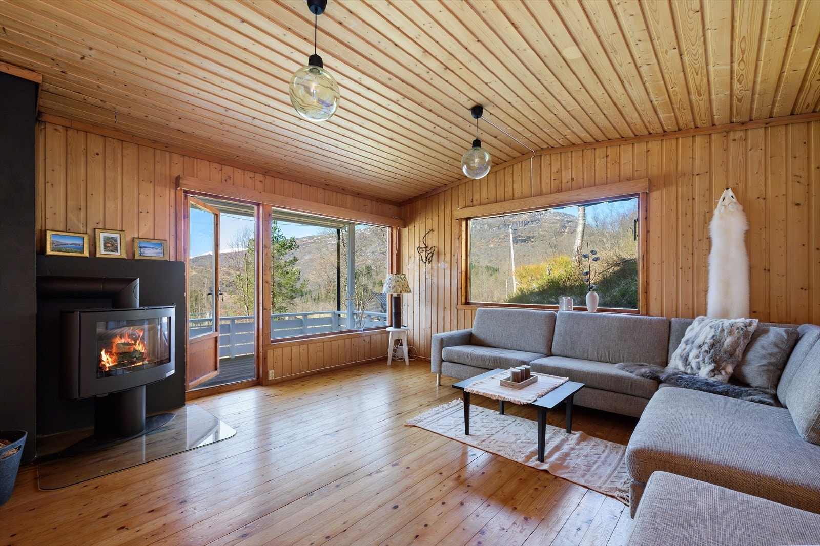 Romslig stue som gir flere innredningsmuligheter. Galleribilde