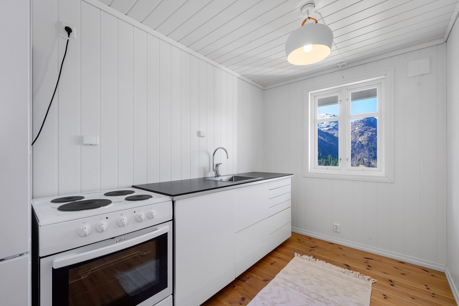 Enkel og praktisk kjøkkeninnredning. Galleribilde