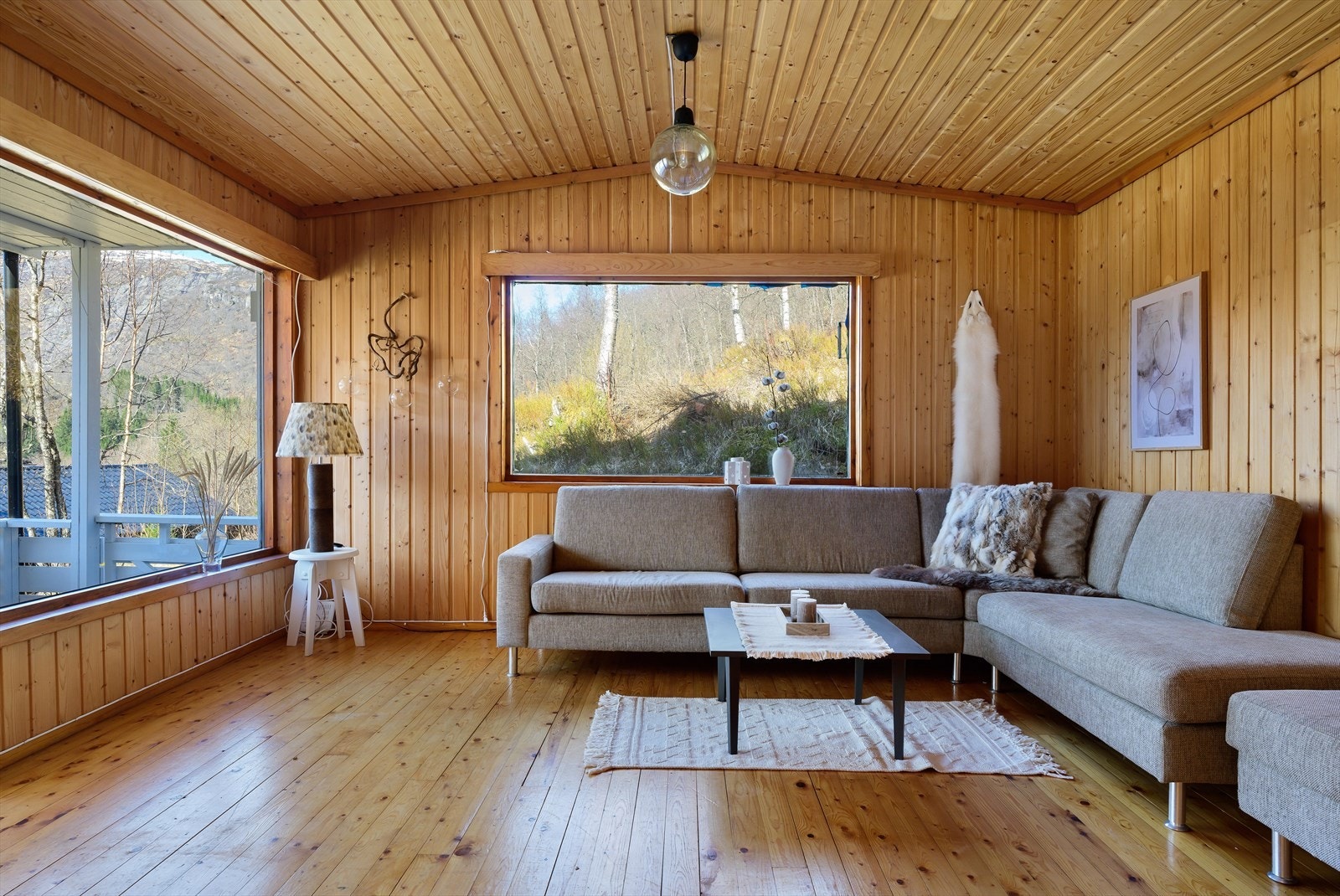 Store vindusflater som gir rikelig med lysinnslipp. Galleribilde