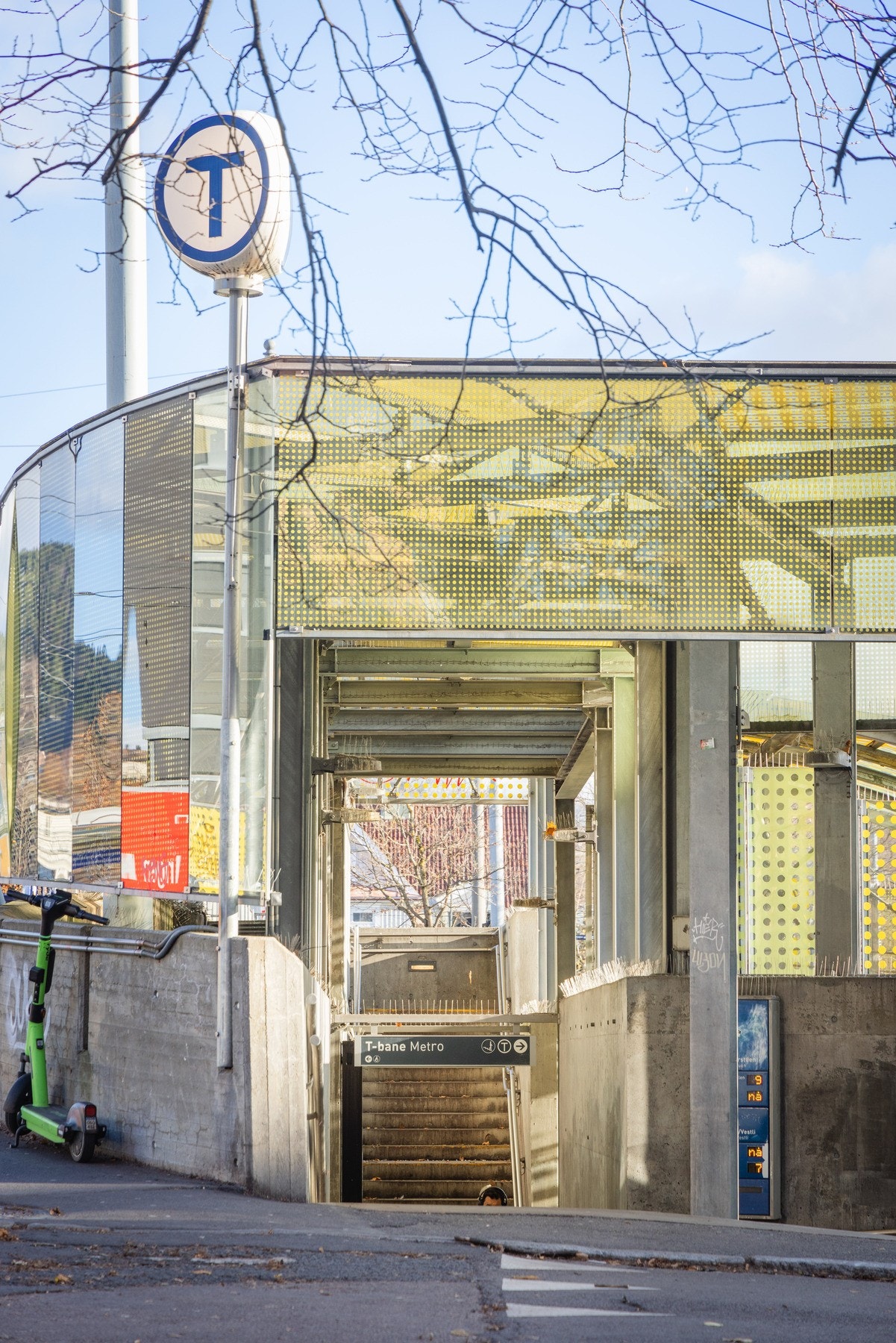 T-banen går rett utenfor, i tillegg til trikker og busser. Galleribilde