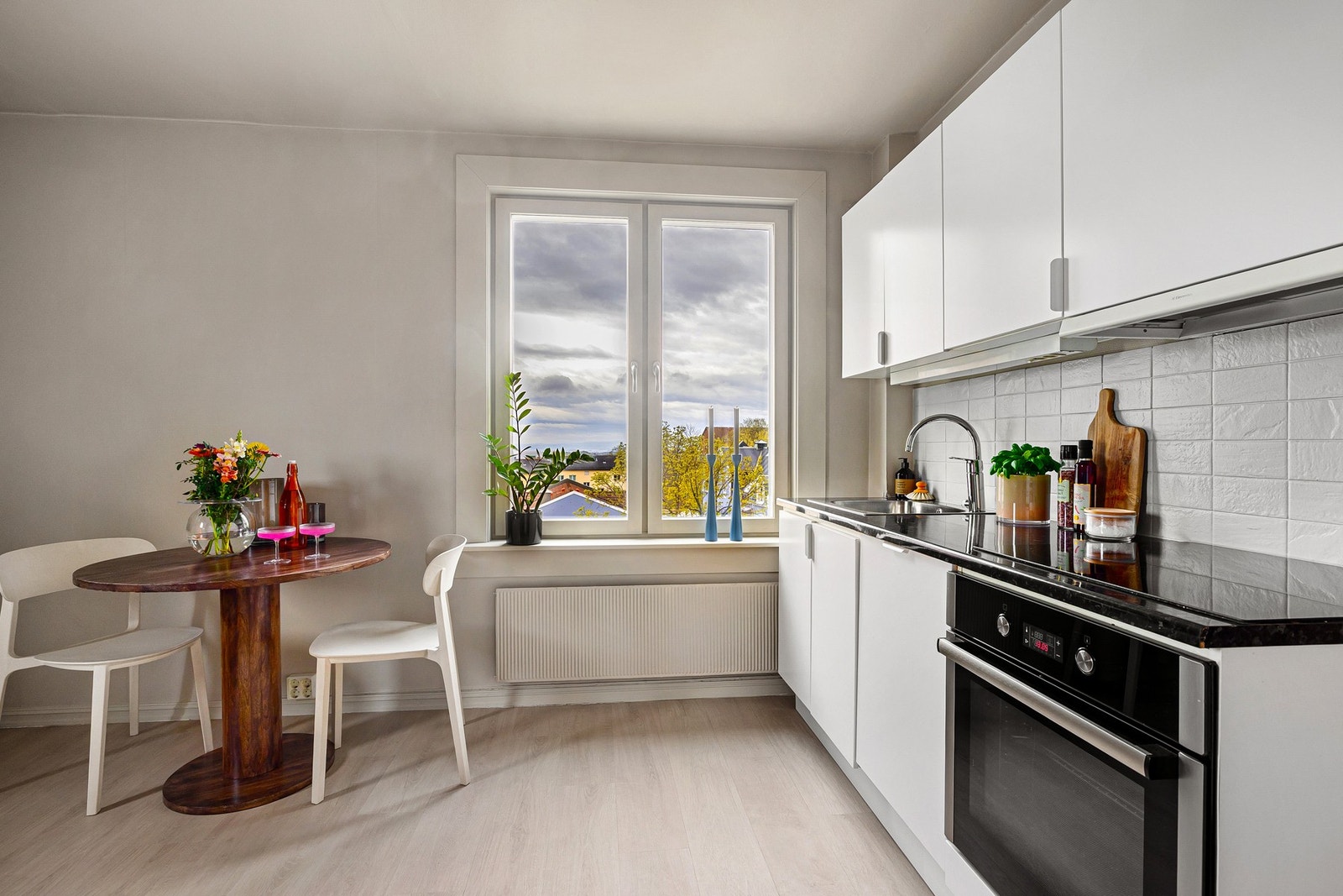 Vi liker planløsningen! Selv om leiligheten er nett, har du plass til arbeidssone, spisebord og egen avslapningssone i sofagruppa. Galleribilde