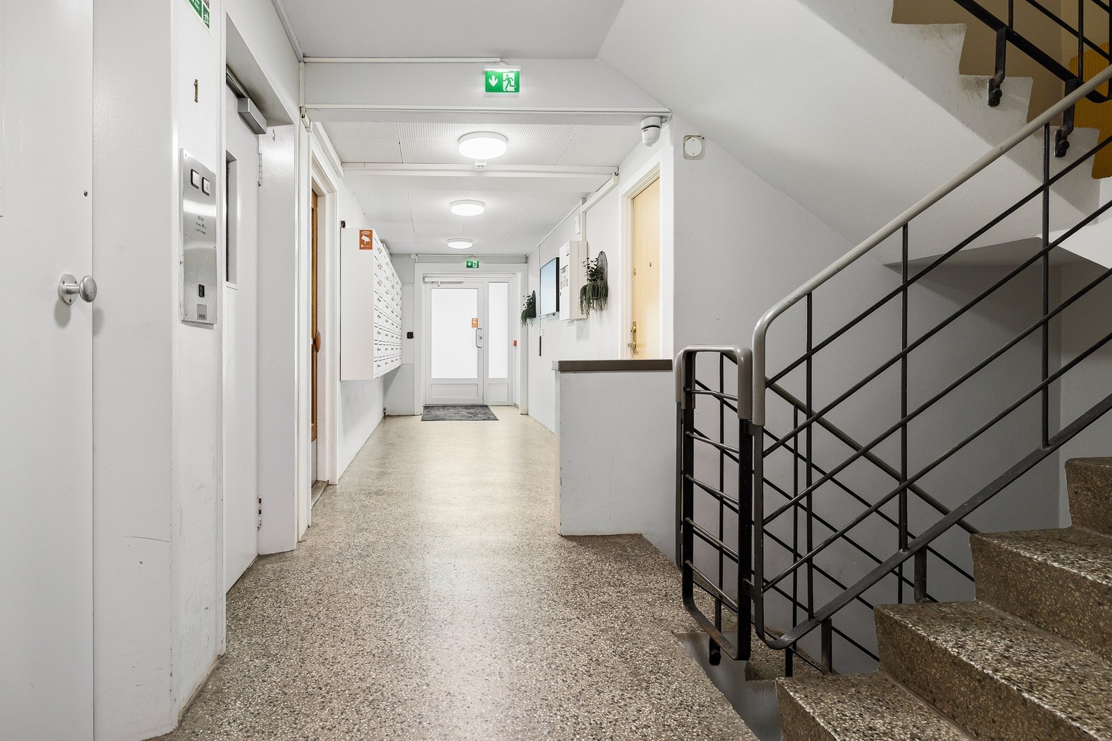 Borettslaget har to kostnadsfrie vaskerom i kjeller (heis helt ned). Galleribilde