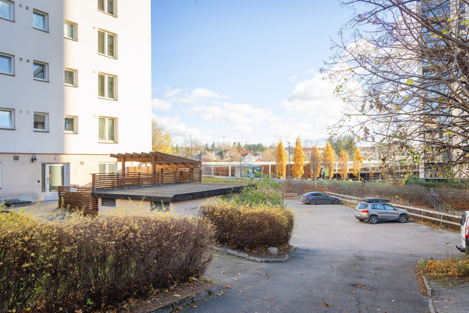 Sykler du? Det er sykkelstativ foran hovedinngangen, og felles låsbar sykkelparkering ved garasjene (ikke synlig på bildet) Galleribilde