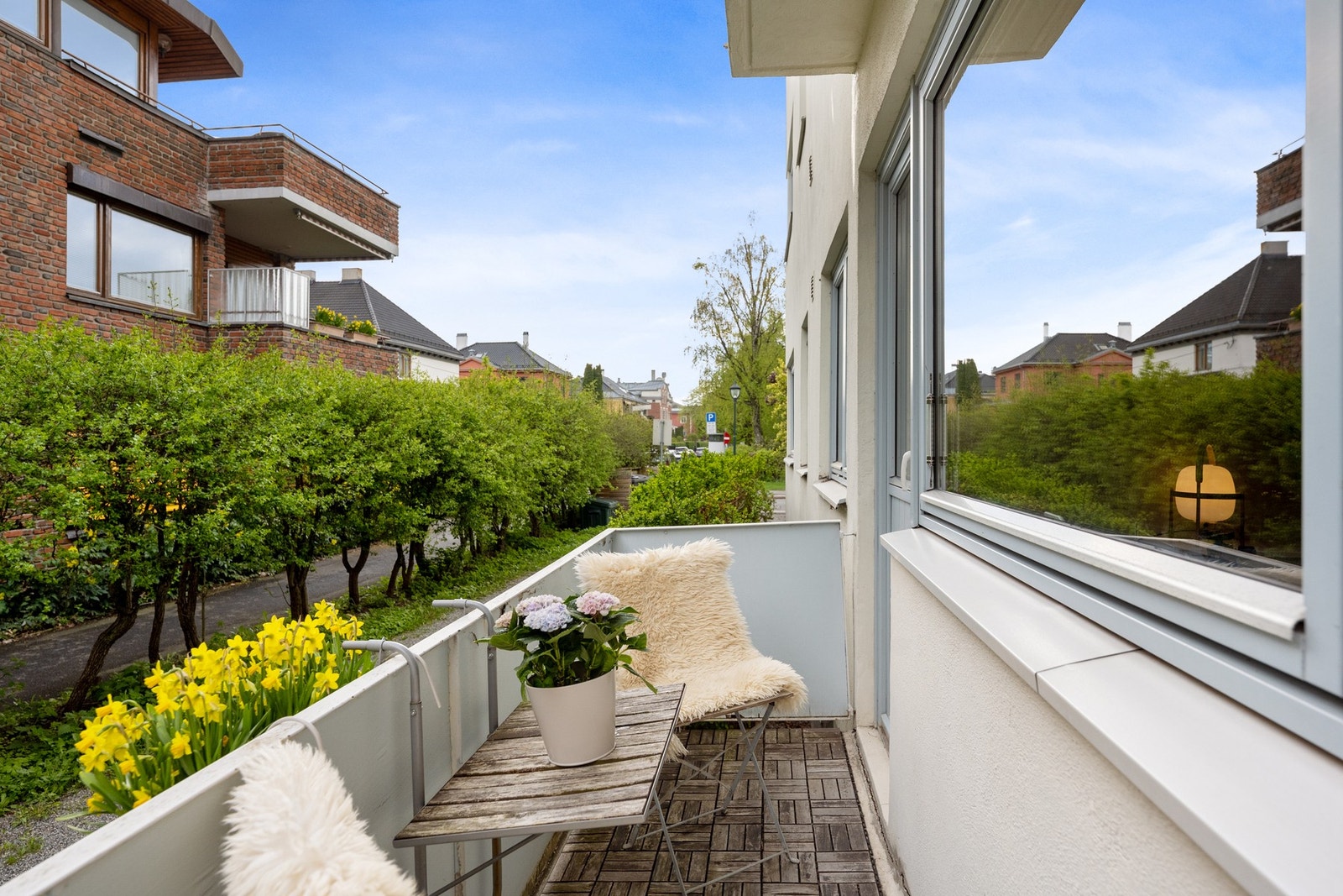 Balkong med plass til cafémøbler Galleribilde