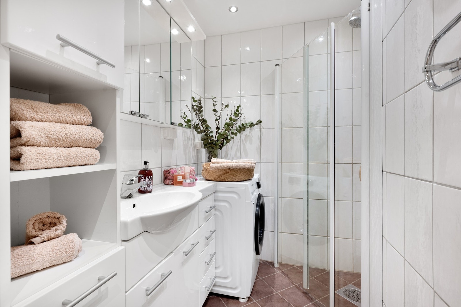 Badet er fra 2009 og har elektriske varmekabler, downlights og opplegg for vaskemaskin Galleribilde