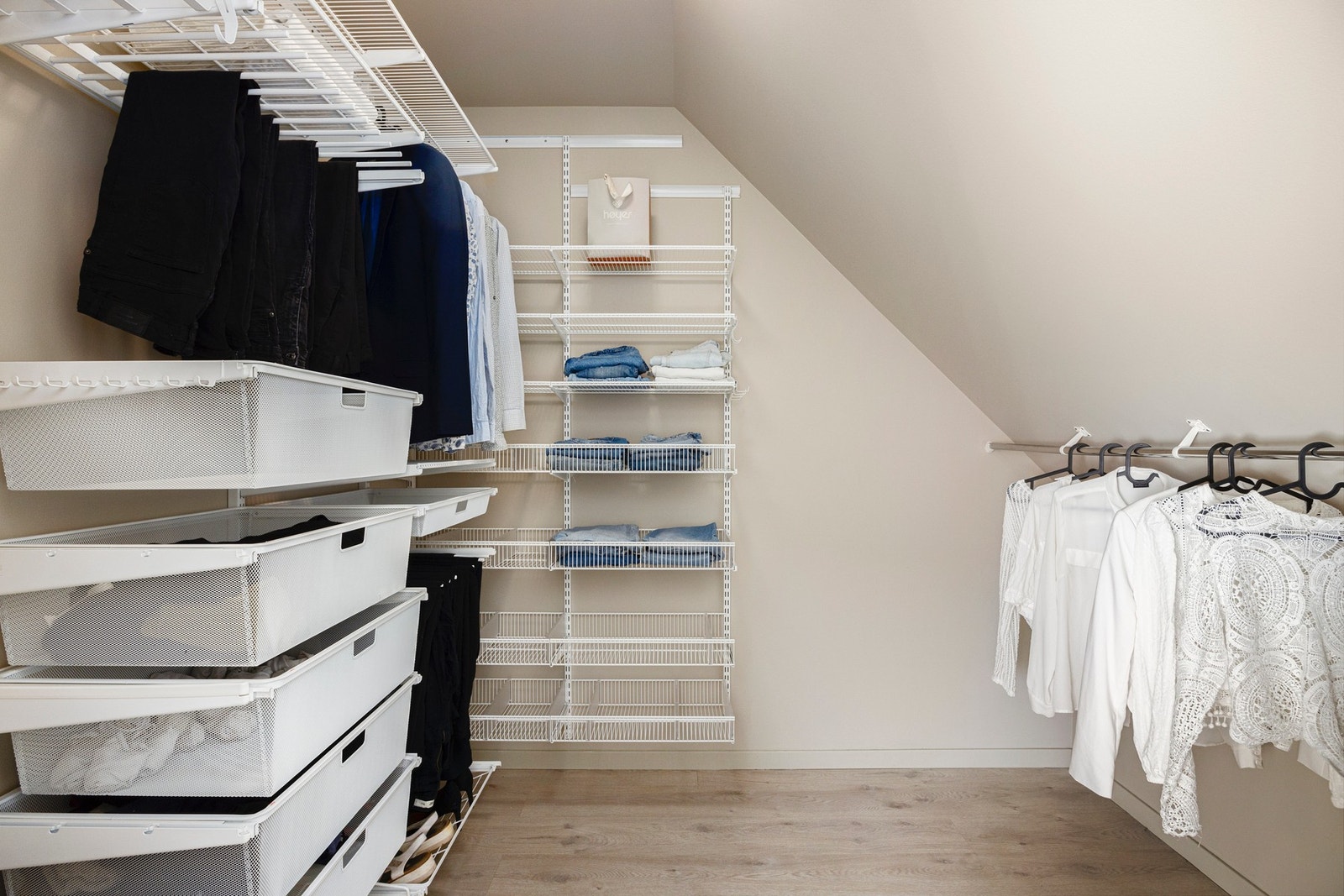 Praktisk walk-in-closet med god plass til alle klærne Galleribilde