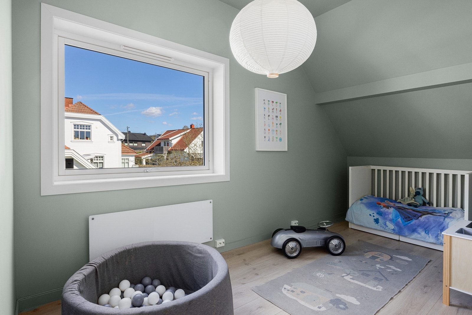 Soverommene er gjennomførte med behagelige og moderne farger Galleribilde