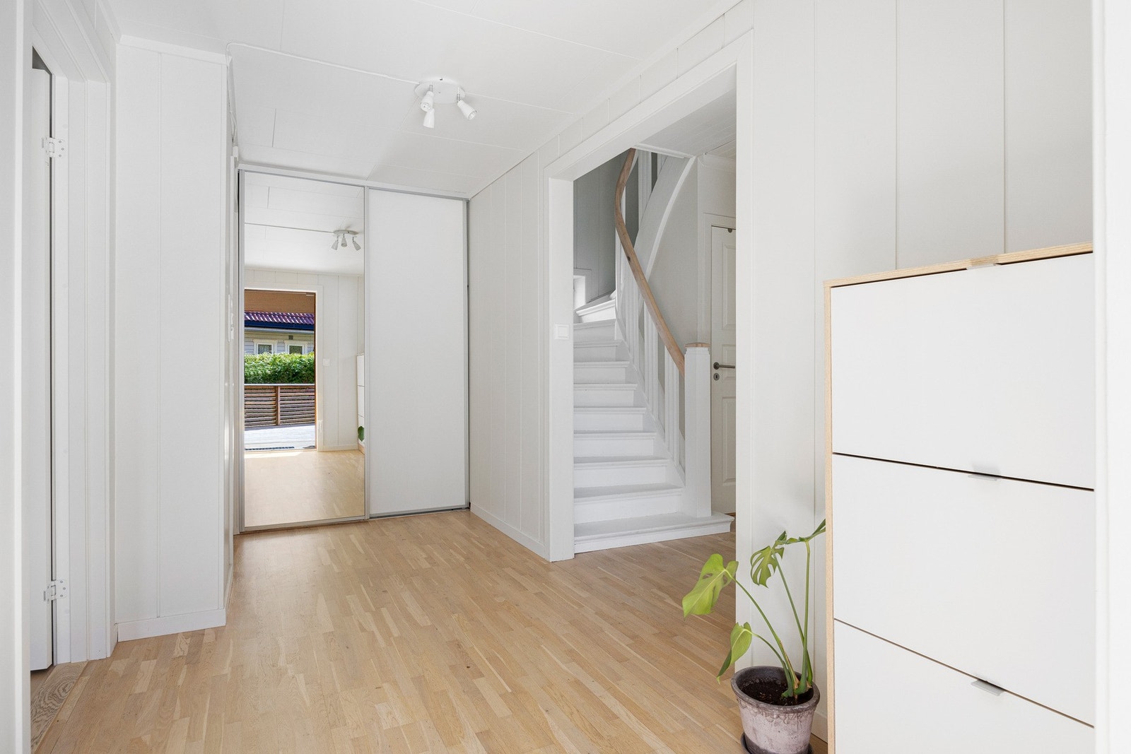 Inngangspartiet har god plass til å henge fra seg yttertøy og sko. Ved trappen opp finner du også en praktisk bod til høyre Galleribilde