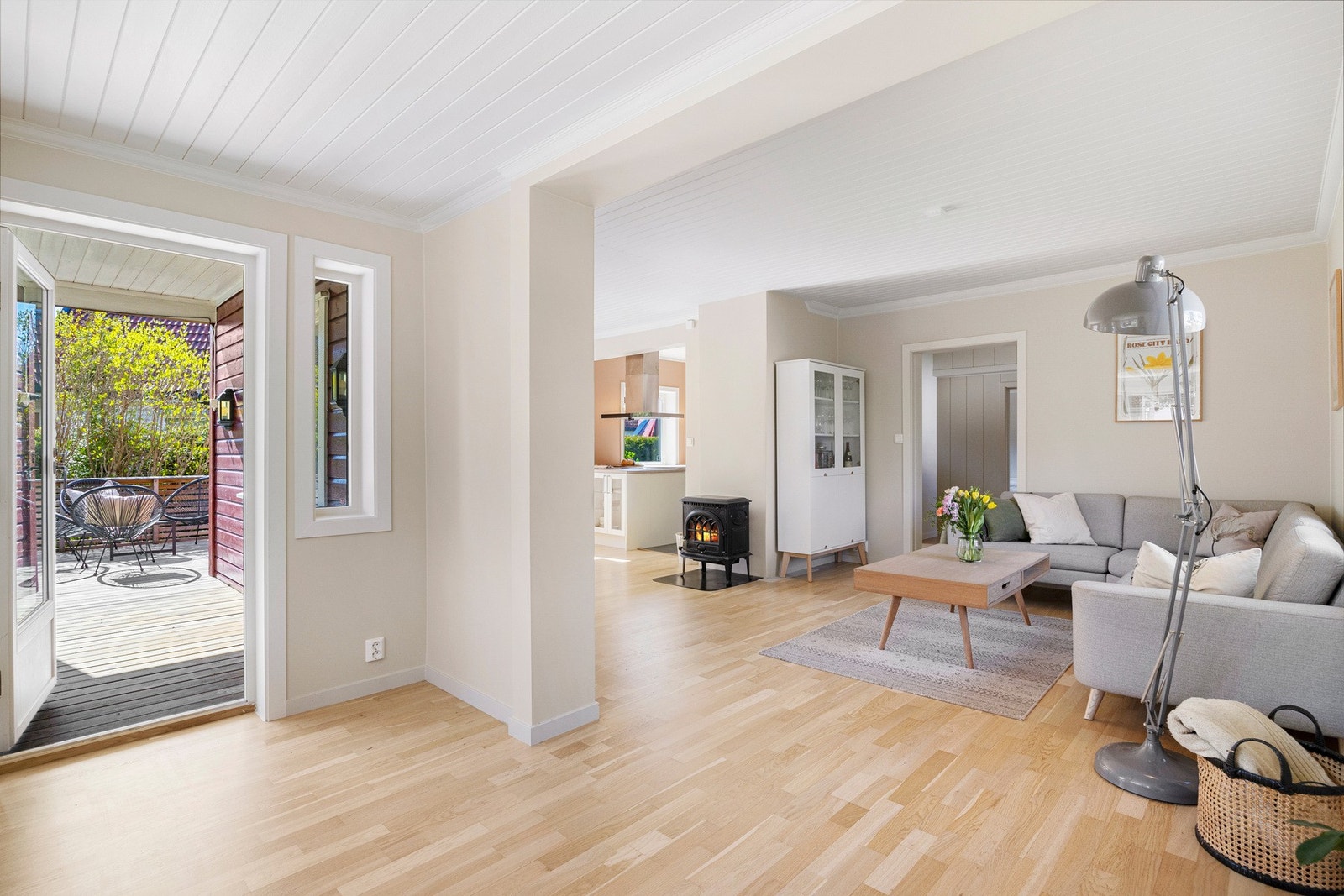 Det er åpen løsning inn mot kjøkkenet og det er direkte adkomst til uteområdet. Forresten, se på det lekre parkettgulvet som ble slipt og lakkert i 2024! Galleribilde