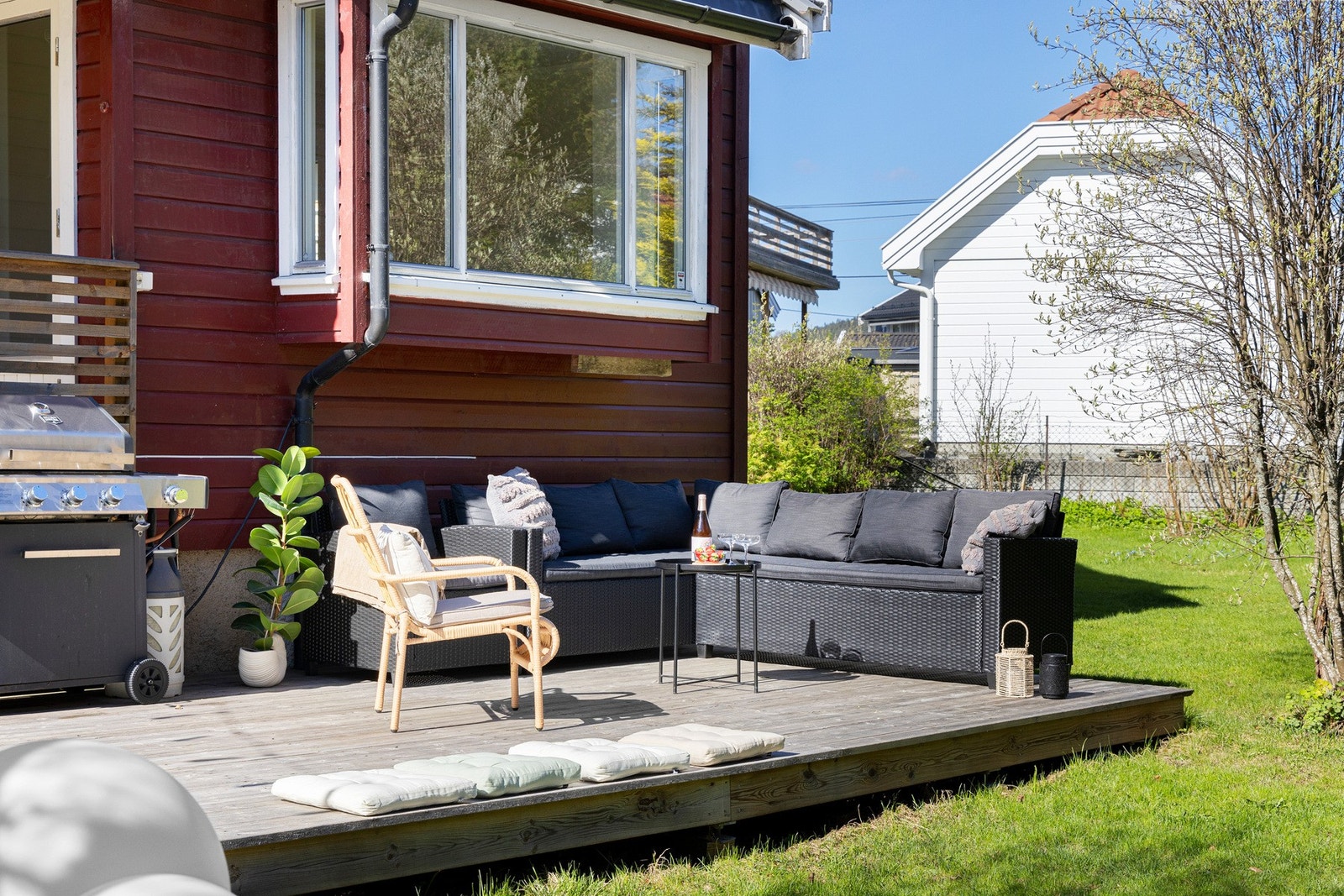 På slike solfylte dager er det deilig å kunne fyre i grillen og senke skuldrene Galleribilde