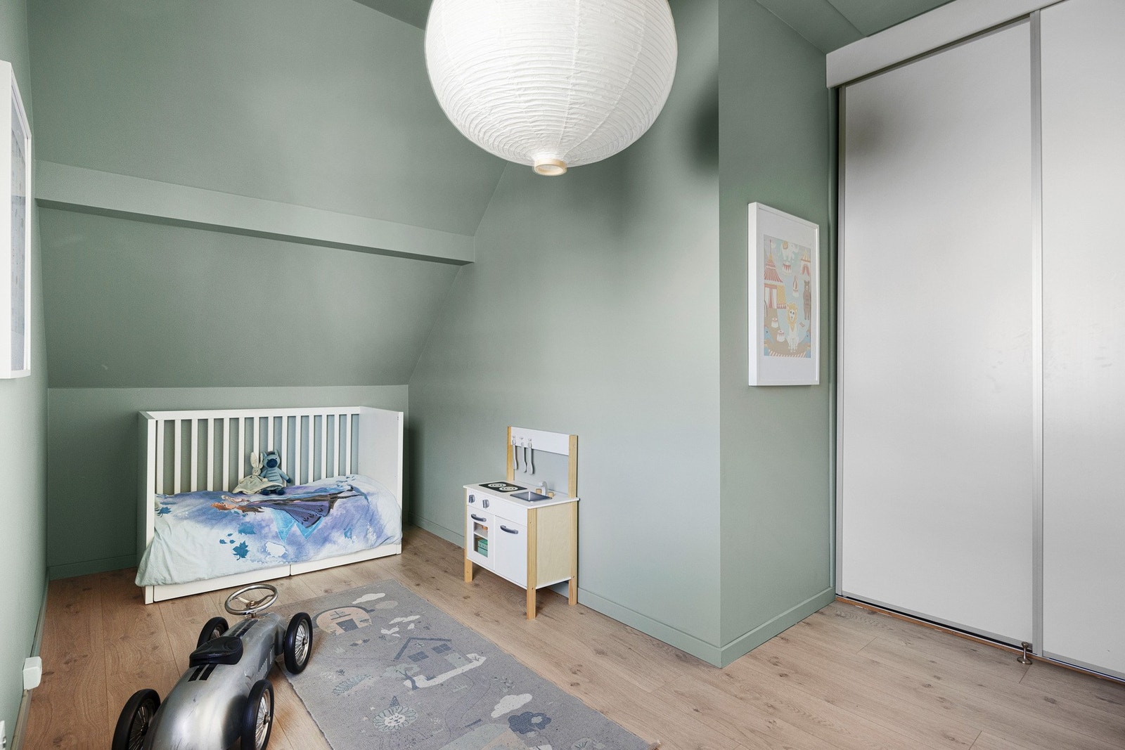 På det tredje soverommet får du en praktisk skyvedørsgarderobe Galleribilde