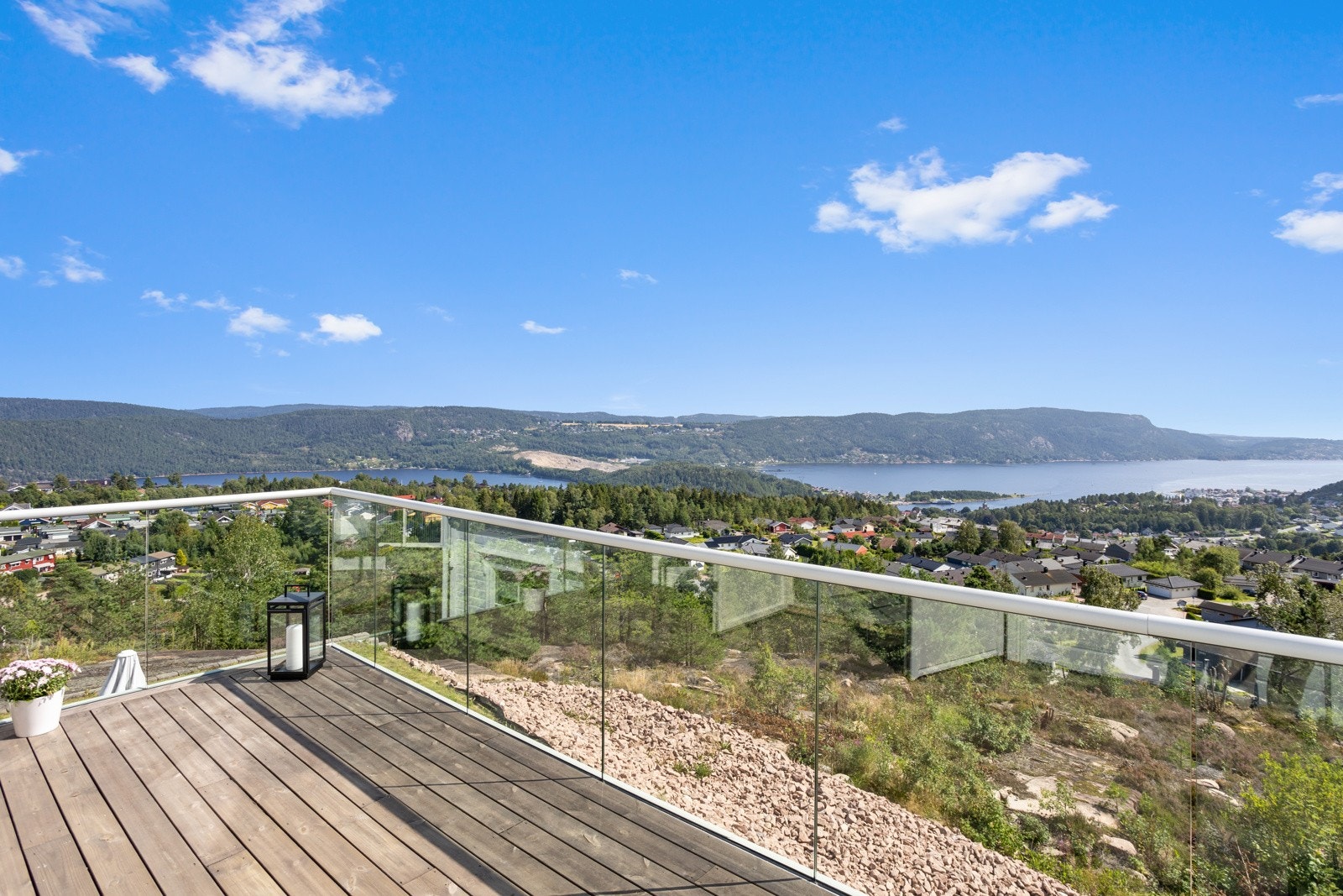 Moderne villa tidsriktig fargepalett med spektakulær utsikt mot fjorden, innseilingen og områdene omkring Galleribilde