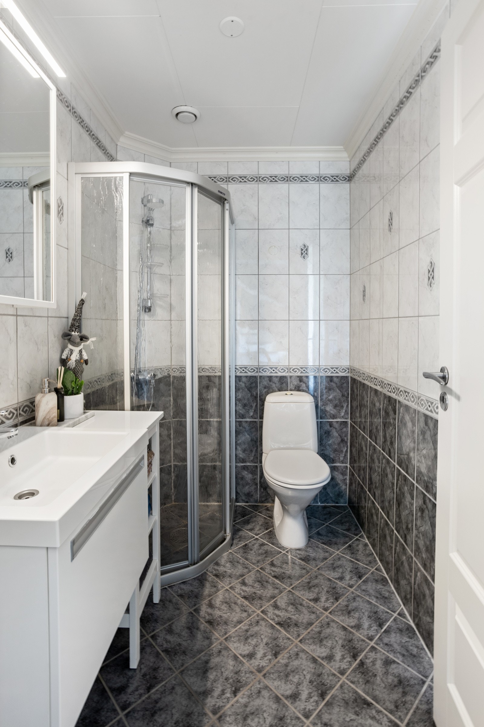 Praktisk med gjestebad/wc i hovedetasjen Galleribilde