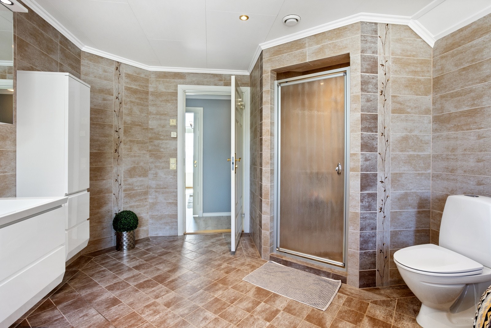 Solid innredning i bad/wc | egen dusjnisje med glassdør Galleribilde