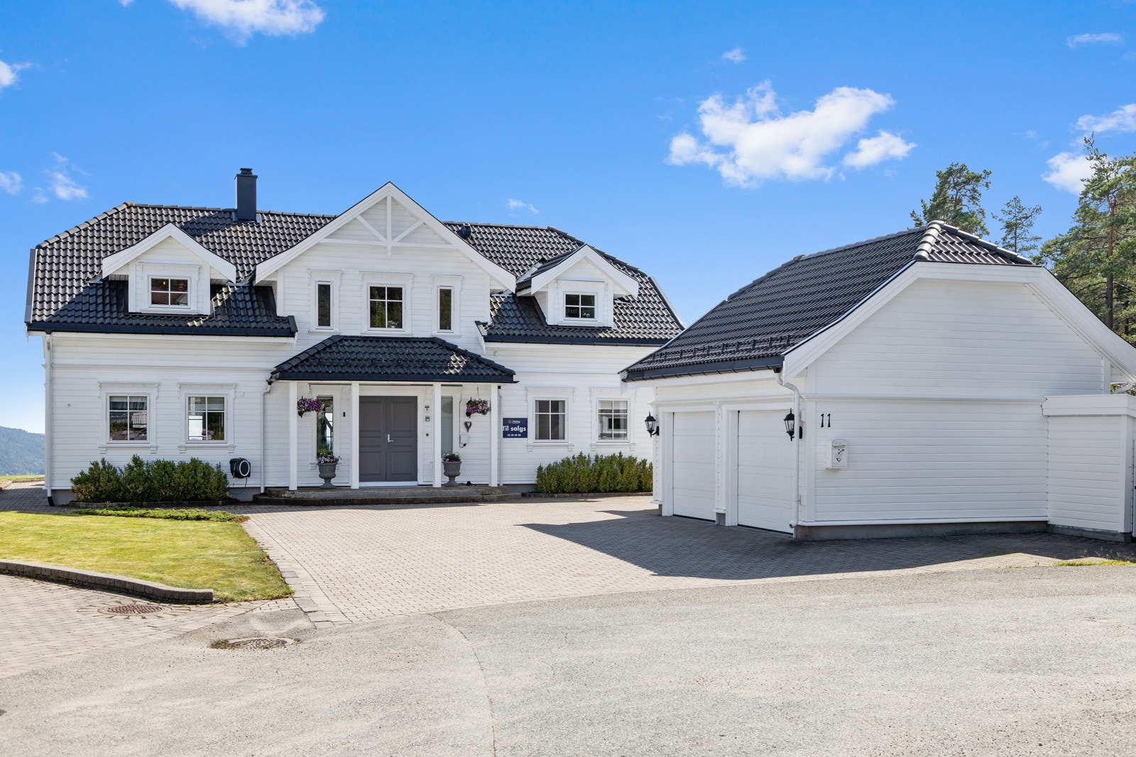 Meget pent opparbeidet hagetomt | steinsatt gårdsplass | dobbelgarasje med boder Galleribilde