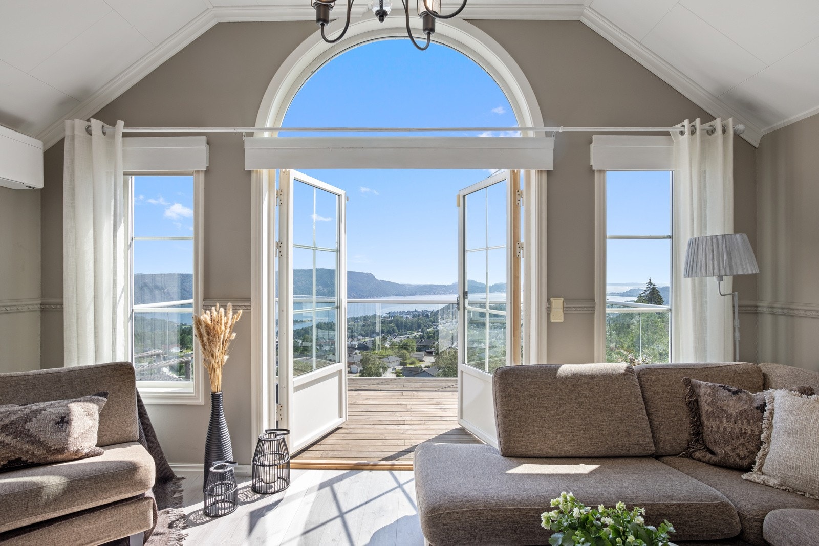 Representativ villa i herskapelig stil med panoramautsikt mot fjorden og innseilingen | enden av blindvei Galleribilde