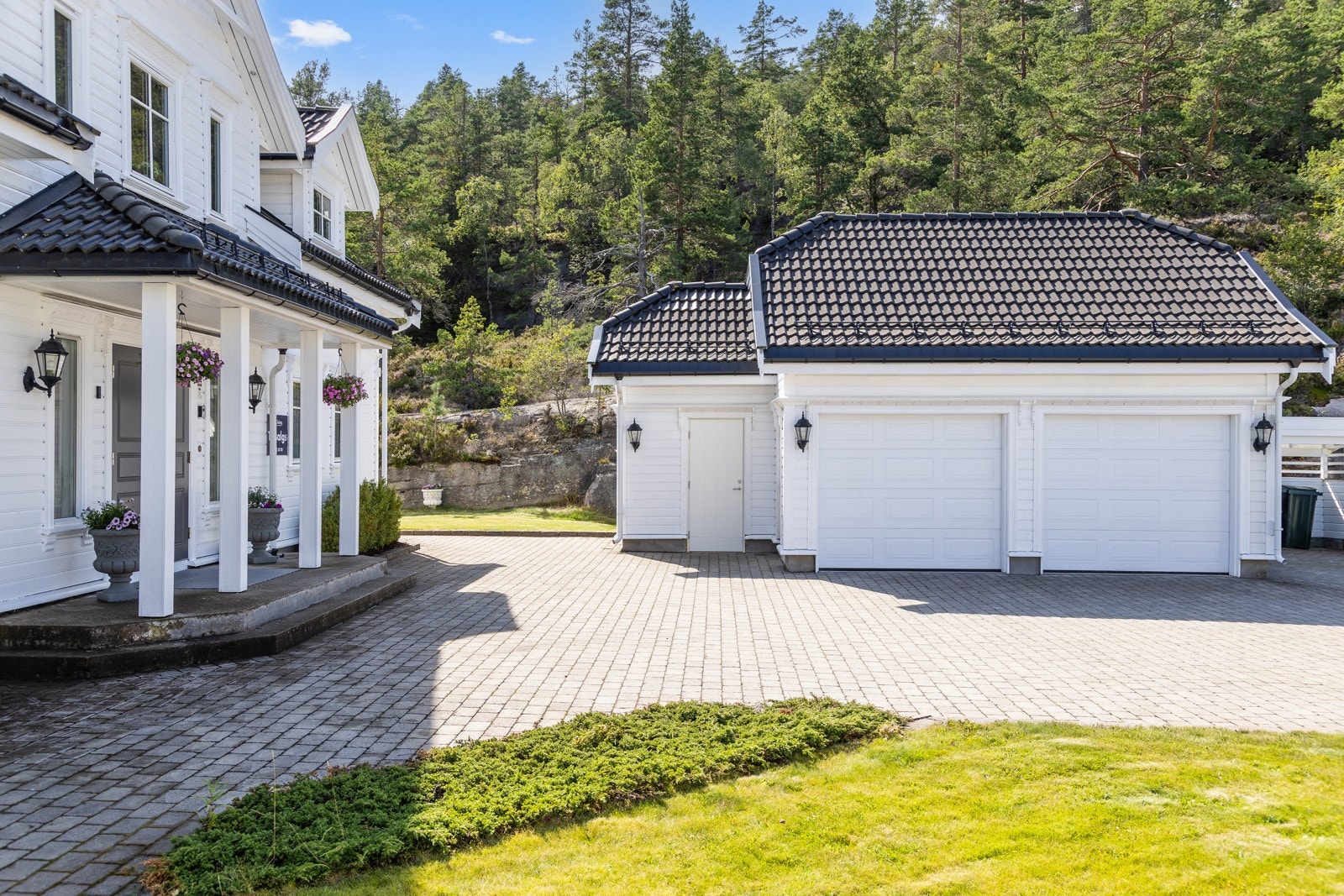 Stilfullt med valmet overbygget inngangsparti Galleribilde