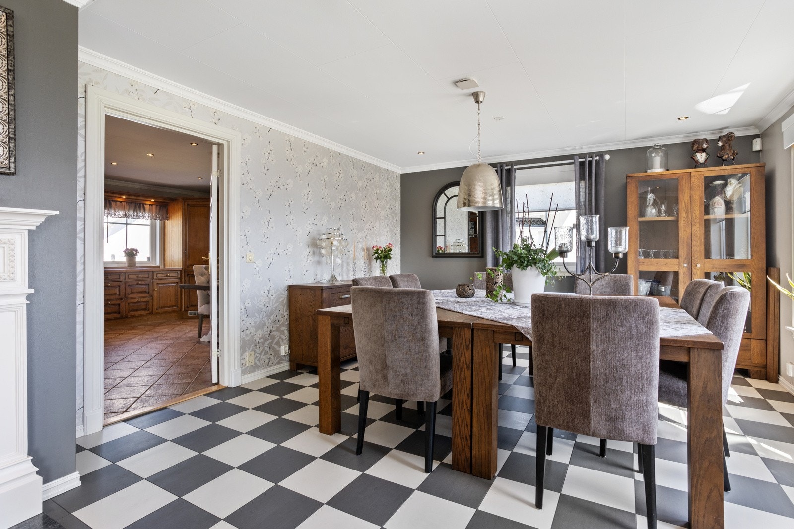 Spisestuen har god plassering rett utenfor kjøkken/allrom Galleribilde