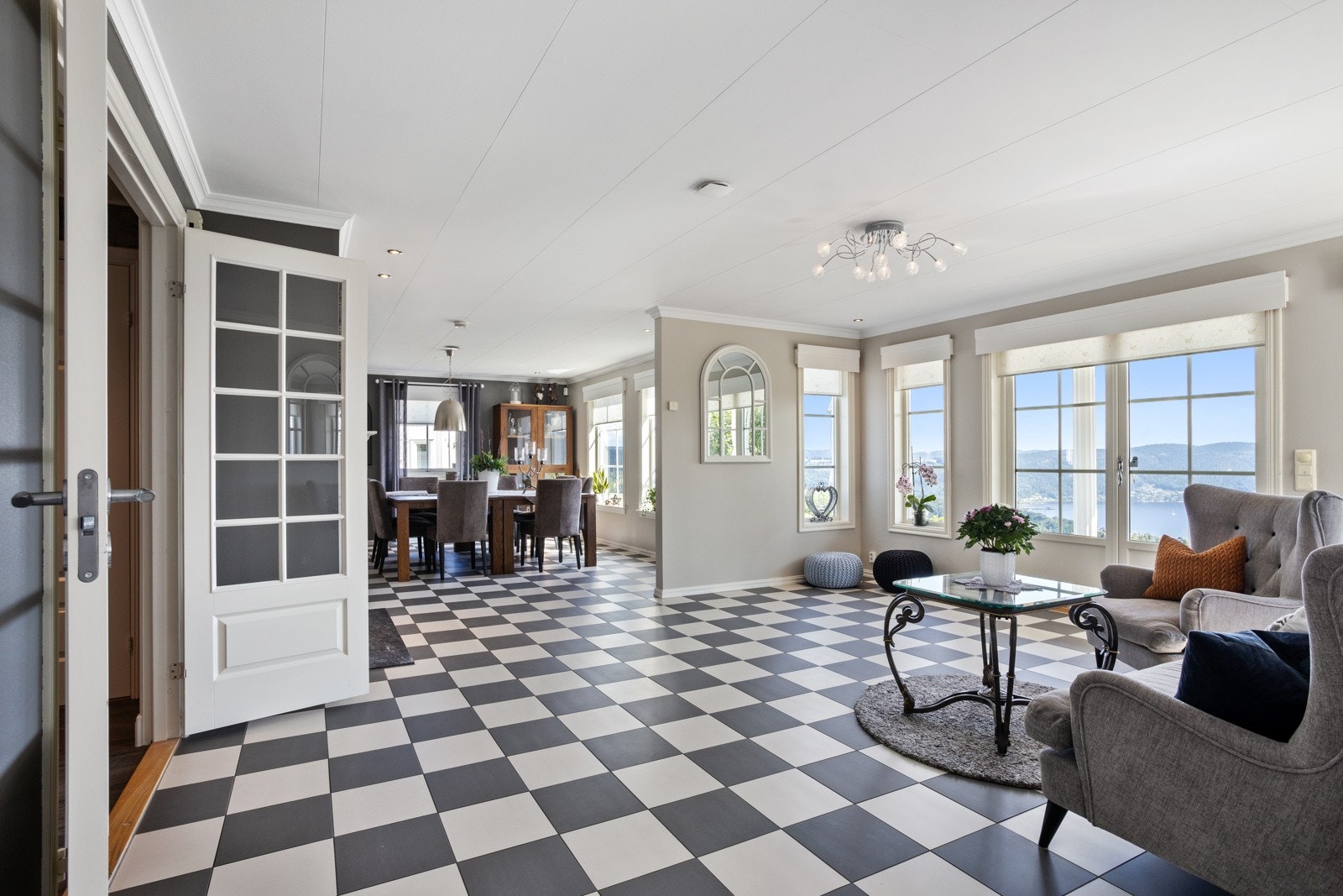 Dobbeldør fra entré/trappehall og inn i de tre stuene som ligger på rekke og rad | alle stuene er vendt mot den praktfulle utsikten Galleribilde