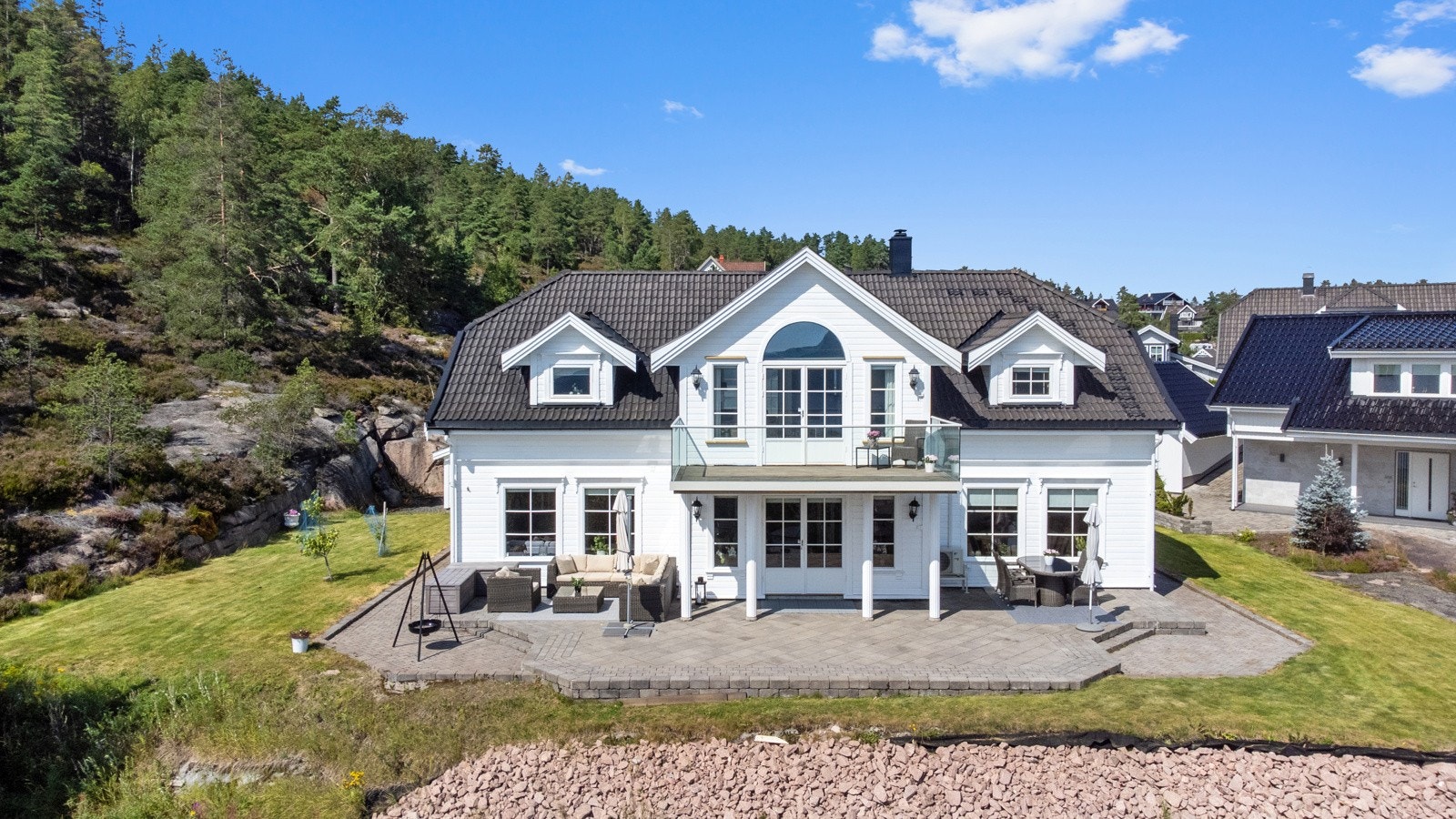 Fasade i herskapelig stil på meget pent opparbeidet tomt i enden av blindvei Galleribilde